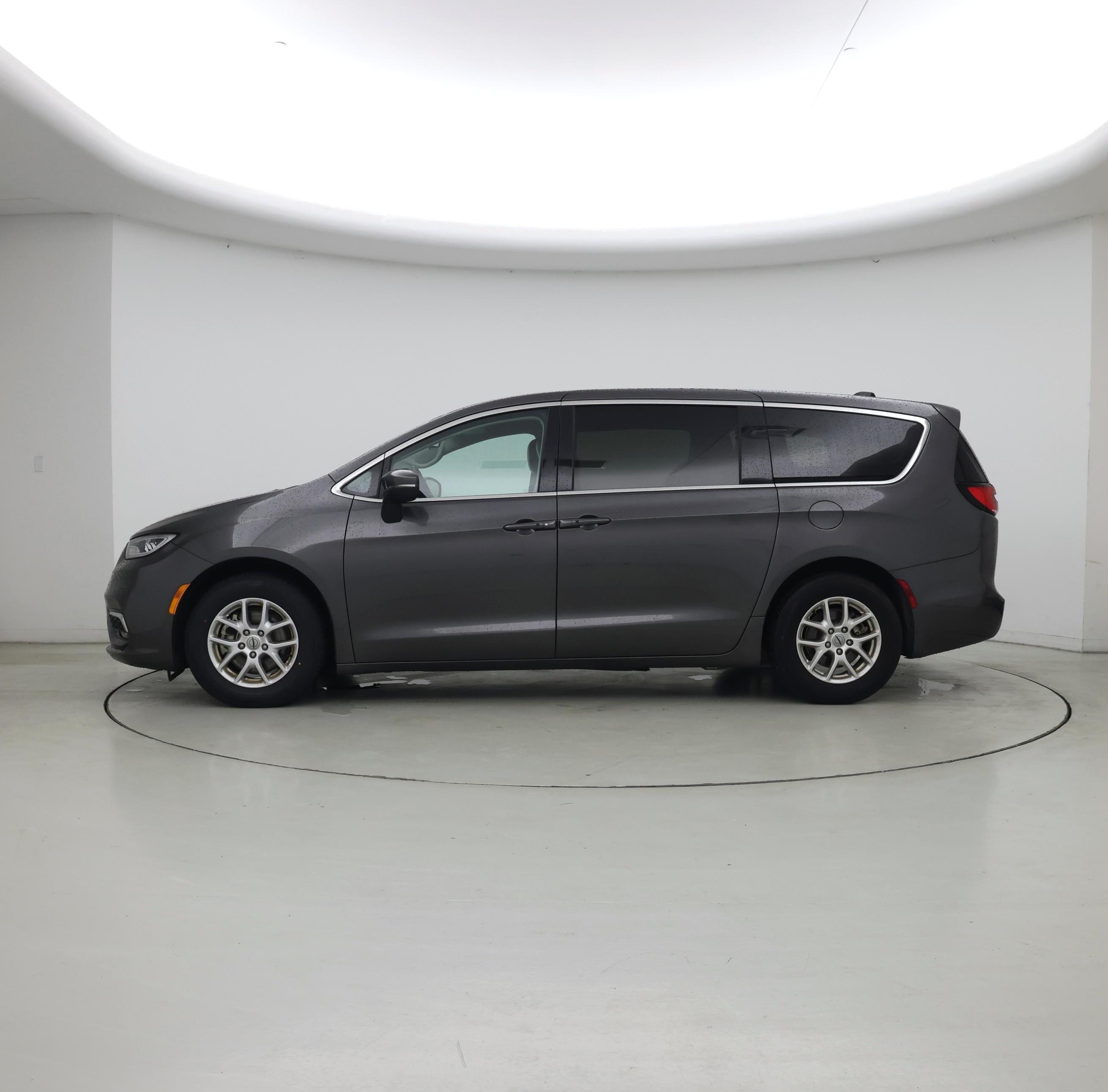 Thumbnail: 2023 Chrysler Pacifica - 3
