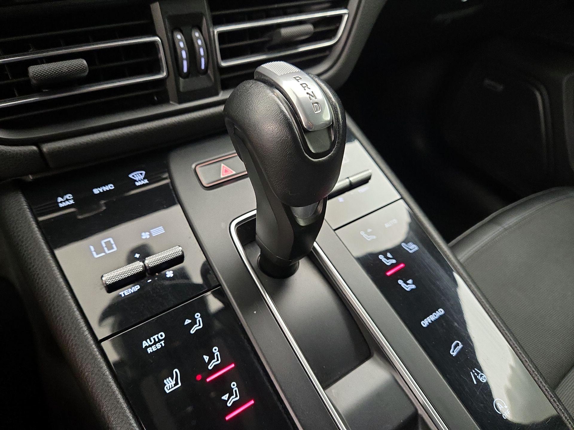 Thumbnail: 2022 Porsche Macan - 18