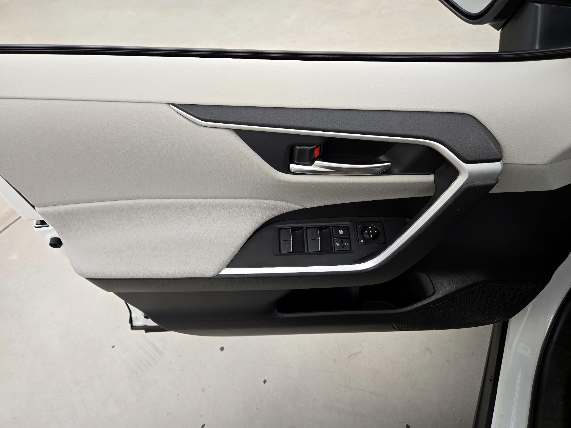 Thumbnail: 2022 Toyota RAV4 - 12