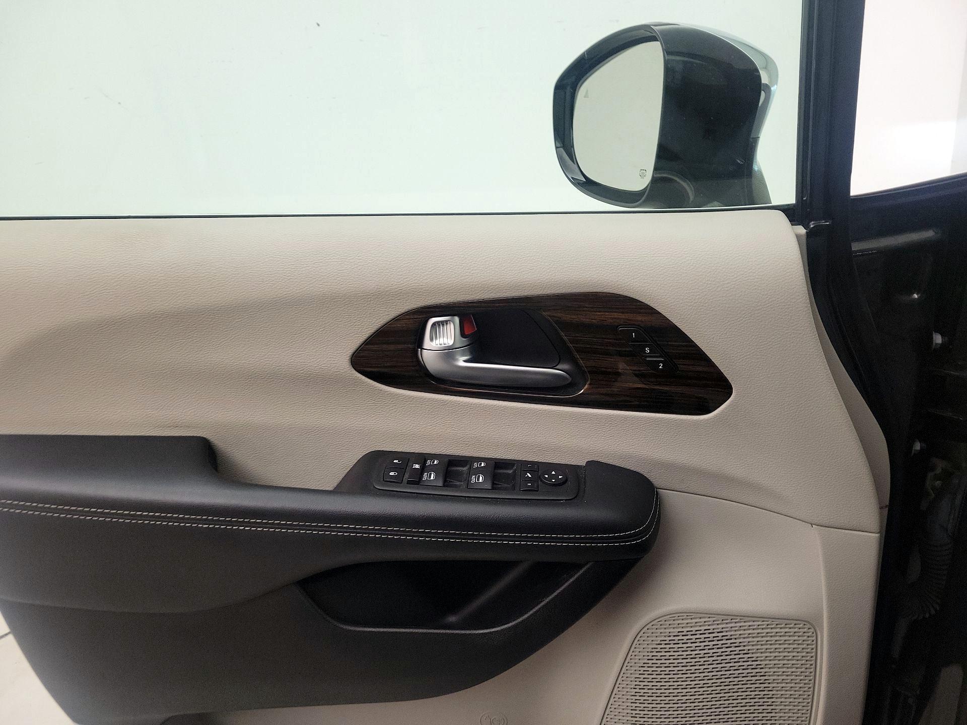Thumbnail: 2023 Chrysler Pacifica - 12