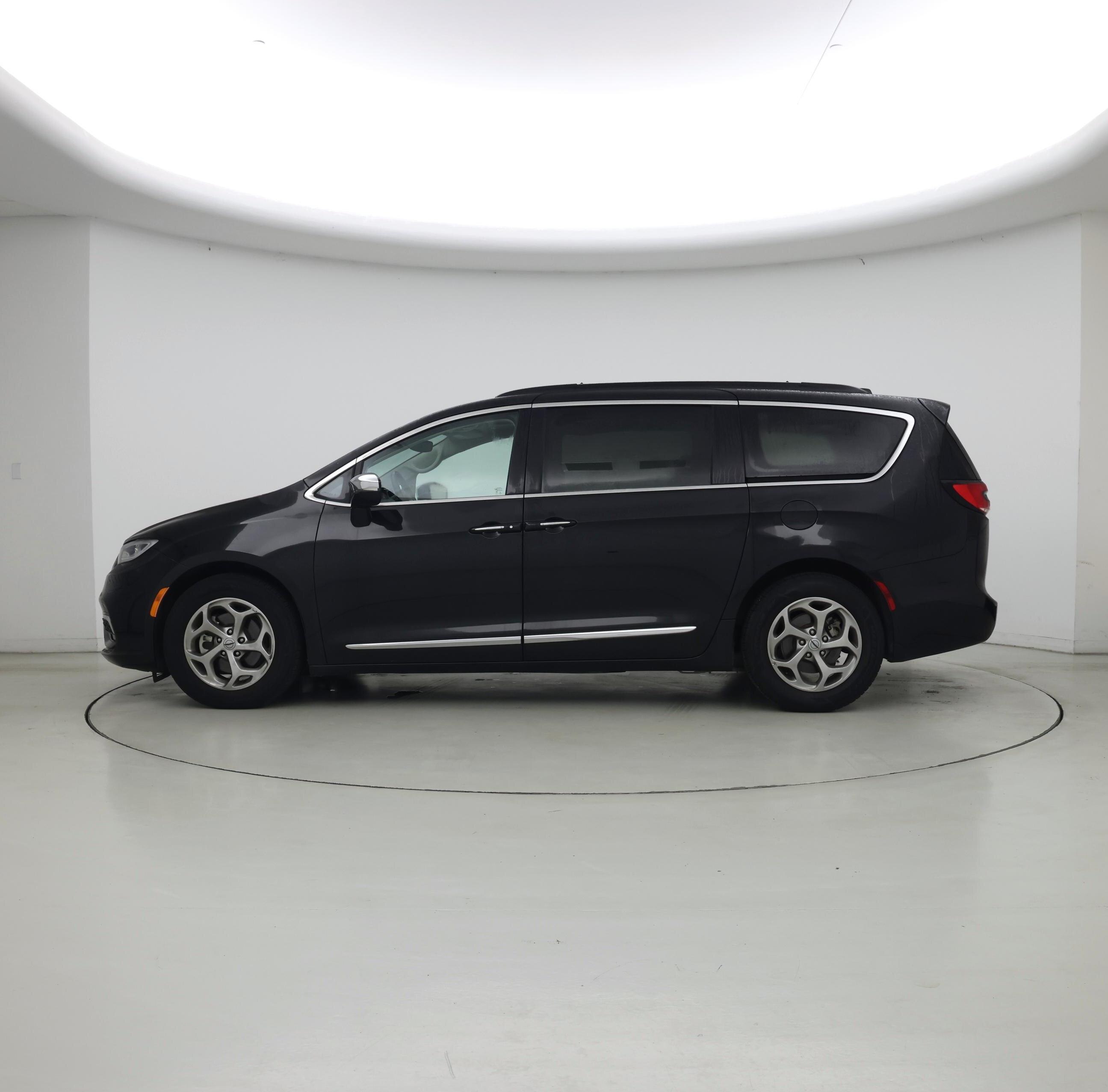 Thumbnail: 2023 Chrysler Pacifica - 3