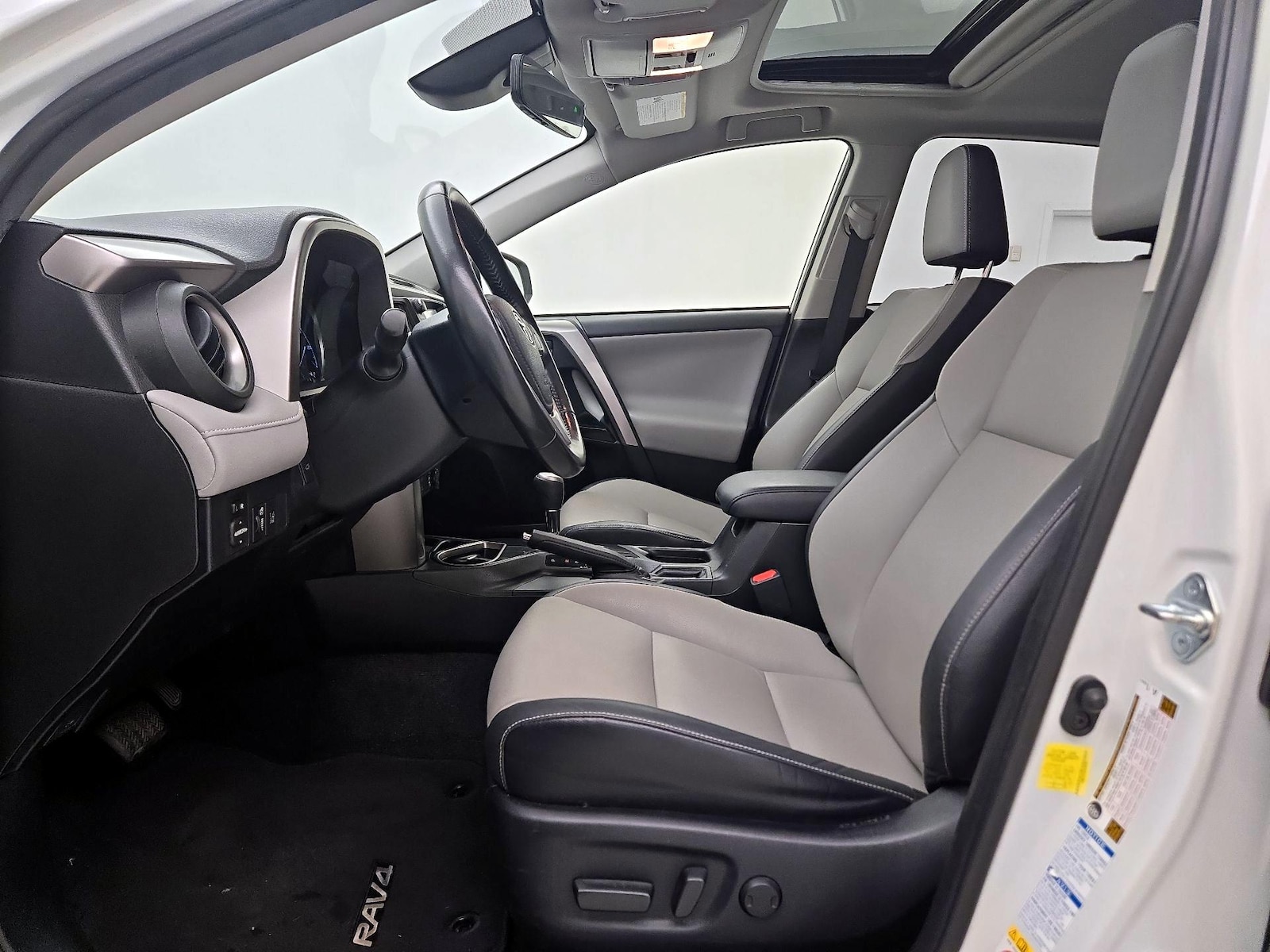 2017 Toyota RAV4 Limited - Photo 12
