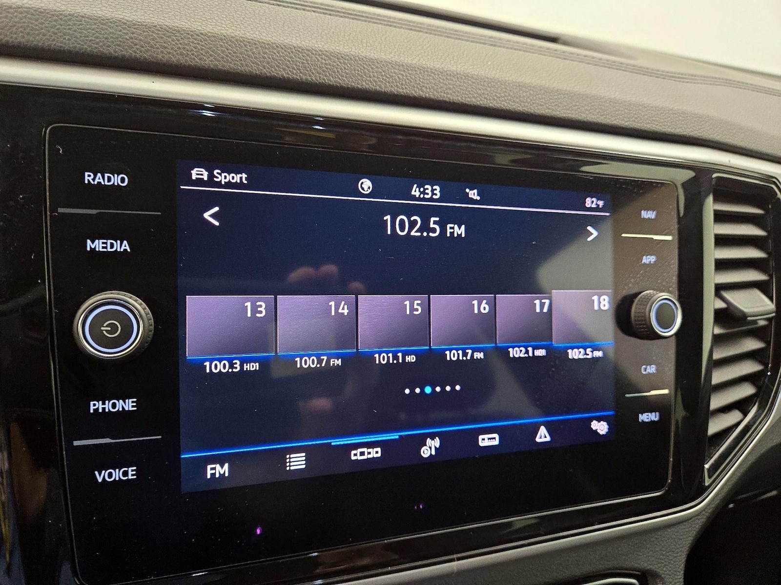 2021 Volkswagen Atlas Cross Sport SEL Premium R-Line - Photo 16