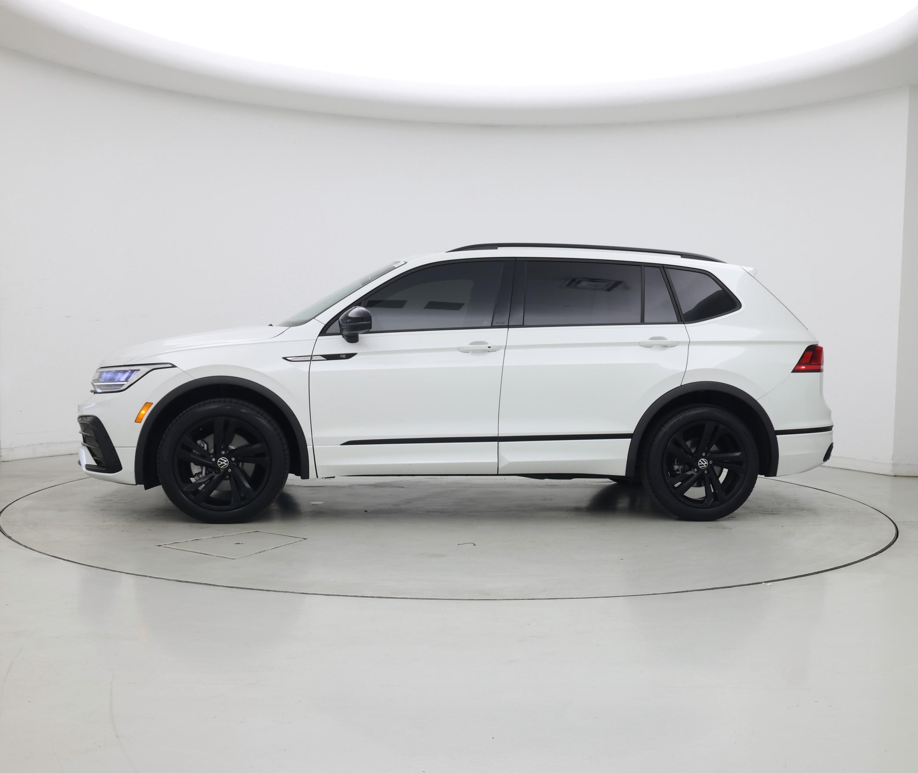 Thumbnail: 2023 Volkswagen Tiguan - 3