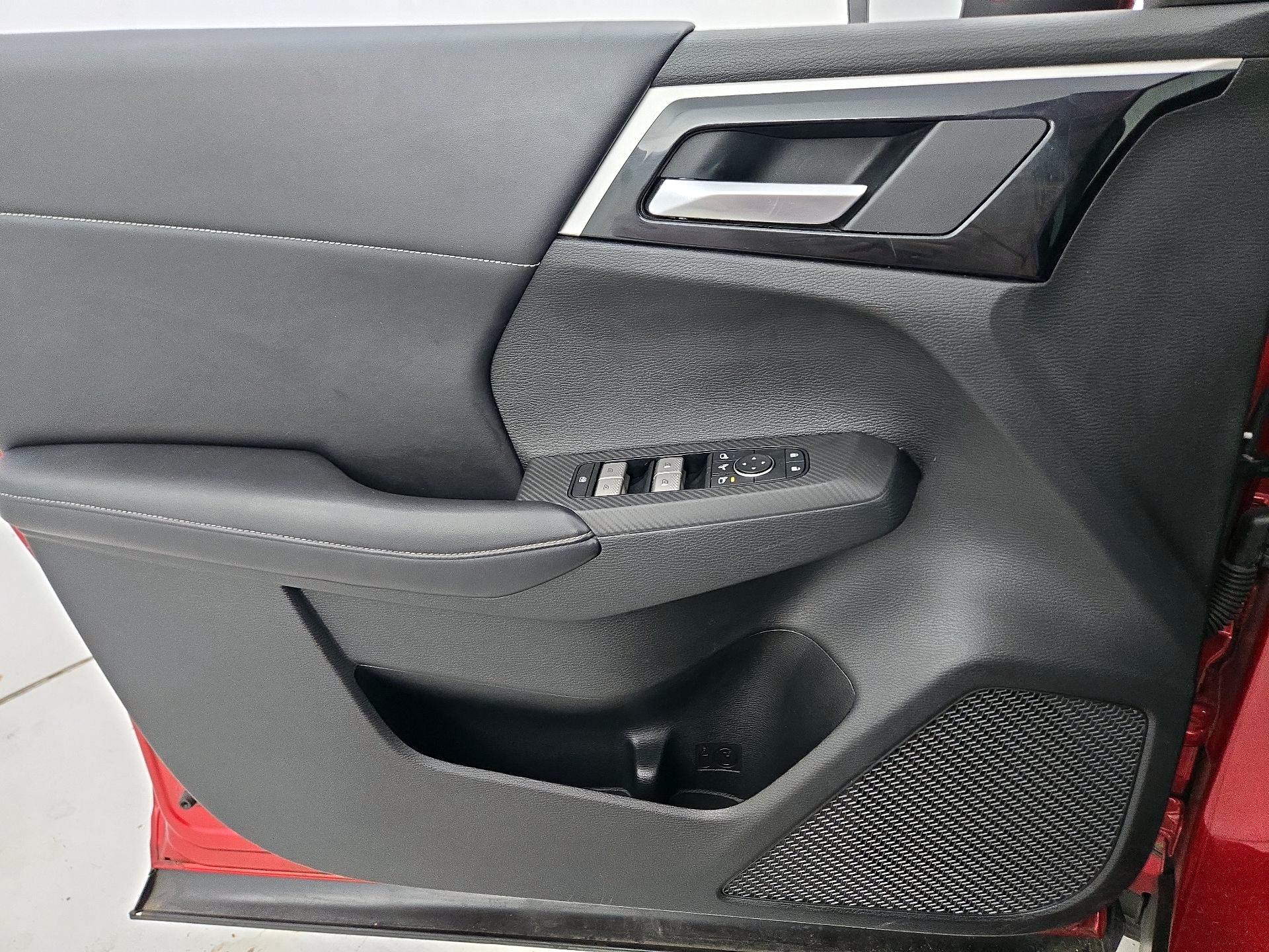Thumbnail: 2023 Mitsubishi Outlander - 12