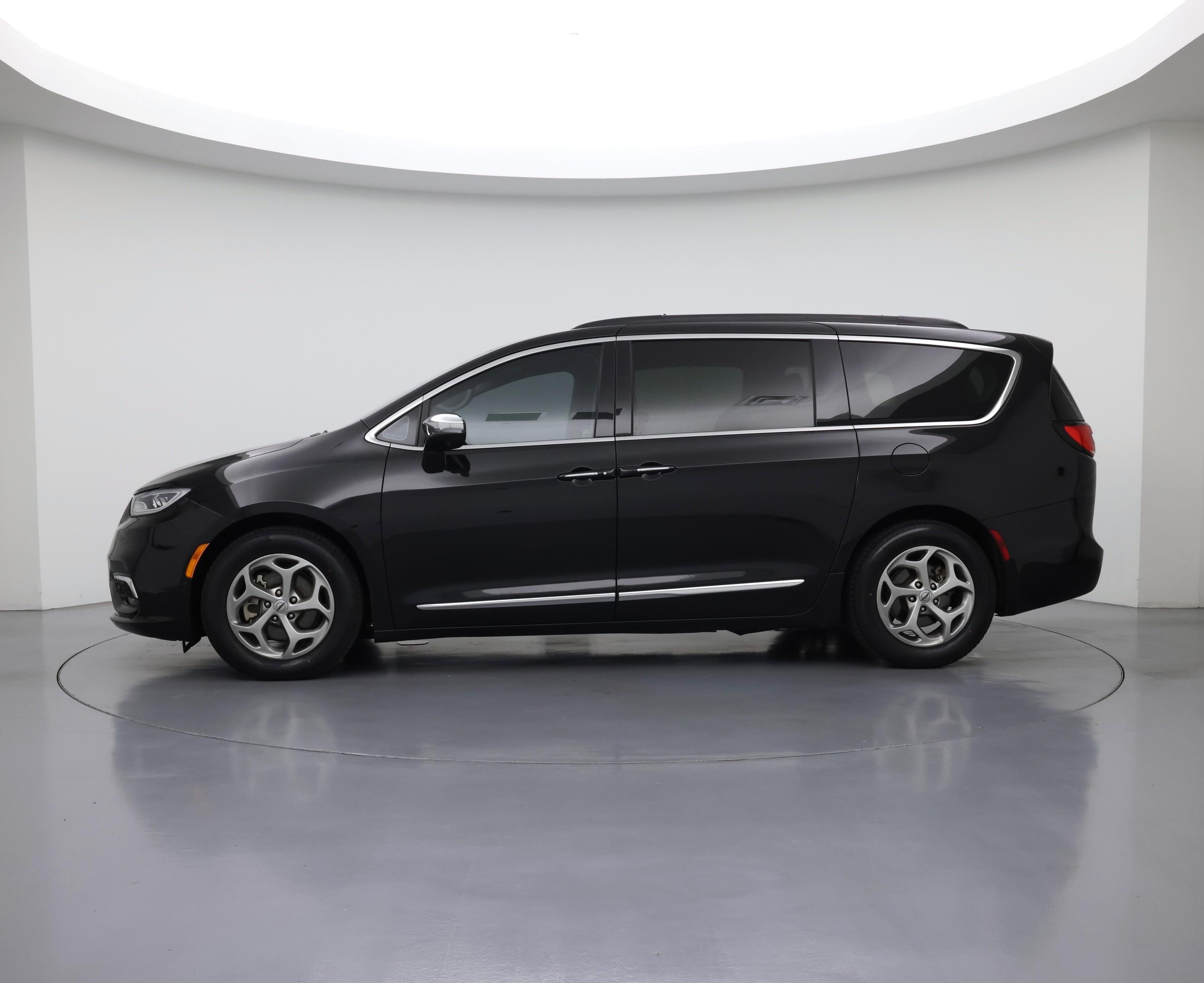 Thumbnail: 2023 Chrysler Pacifica - 3
