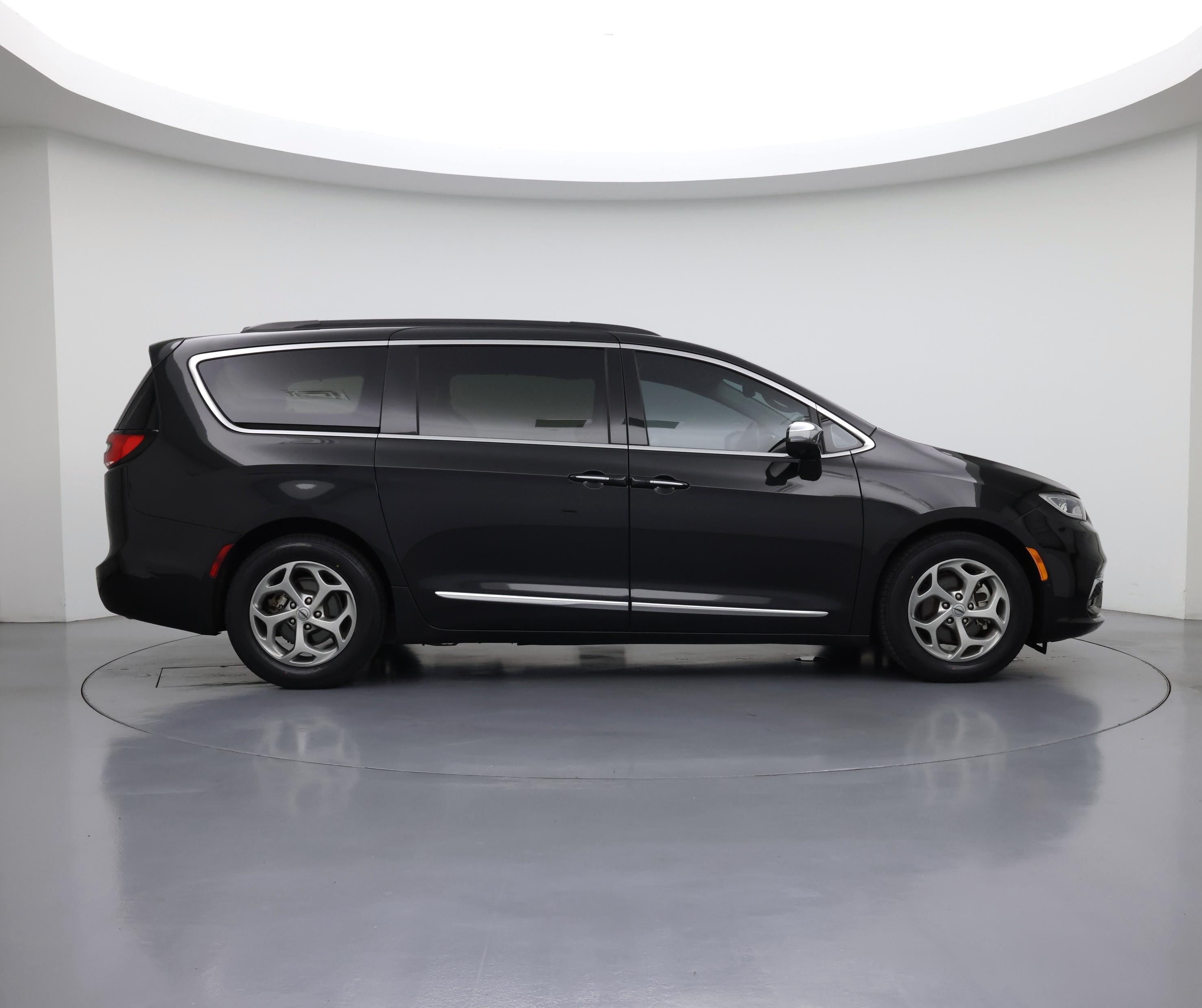 Thumbnail: 2023 Chrysler Pacifica - 7