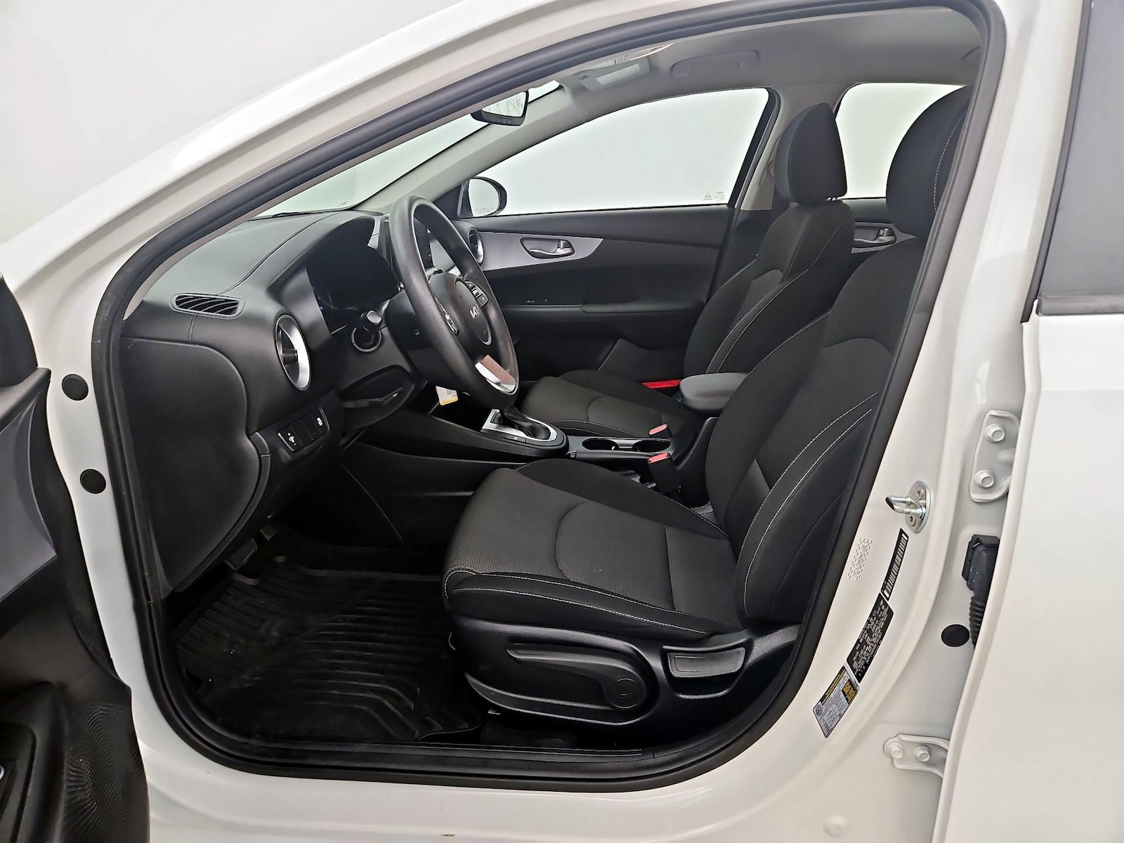 2024 Kia Forte LXS - Photo 12