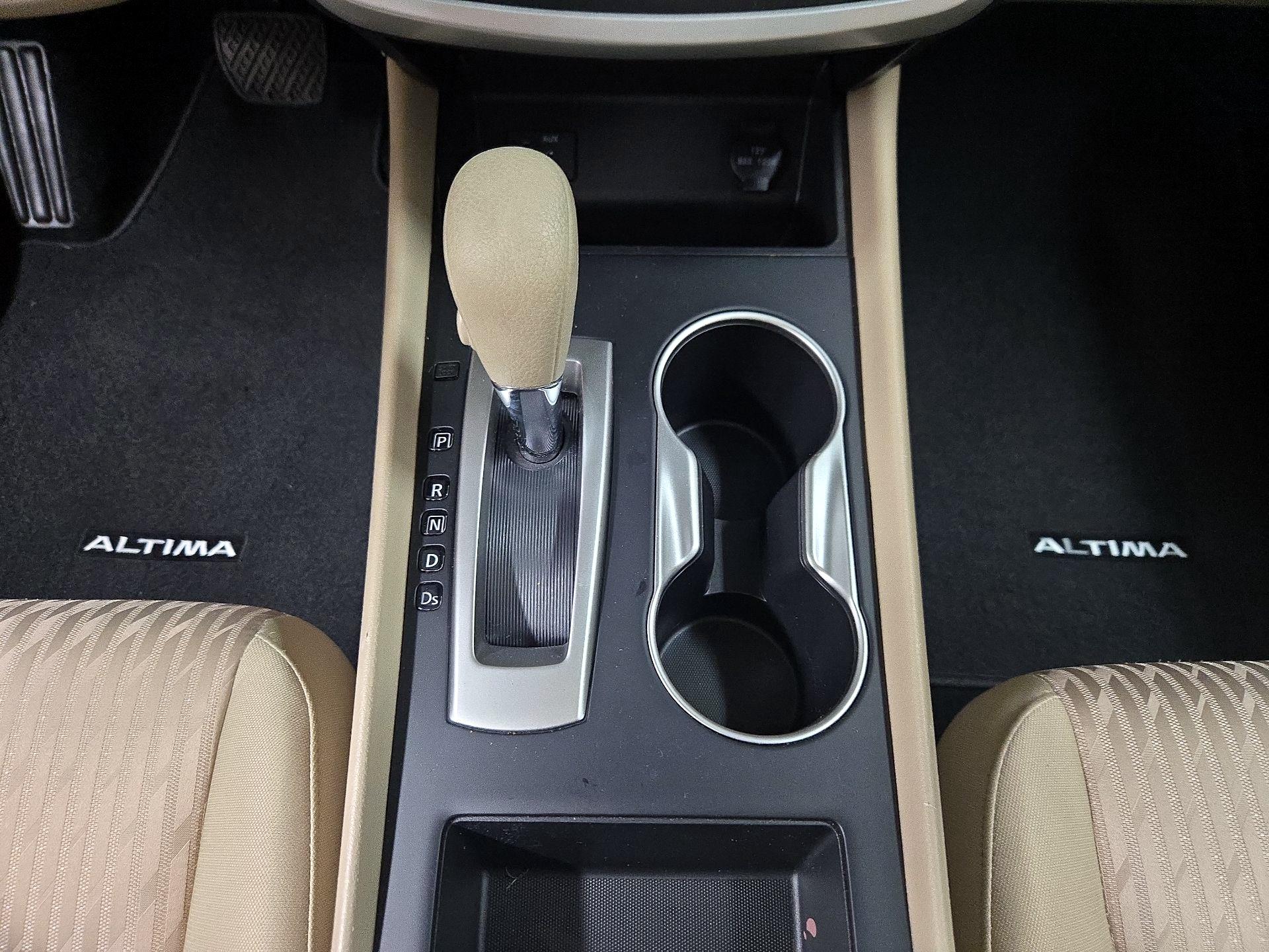 Thumbnail: 2016 Nissan Altima - 17