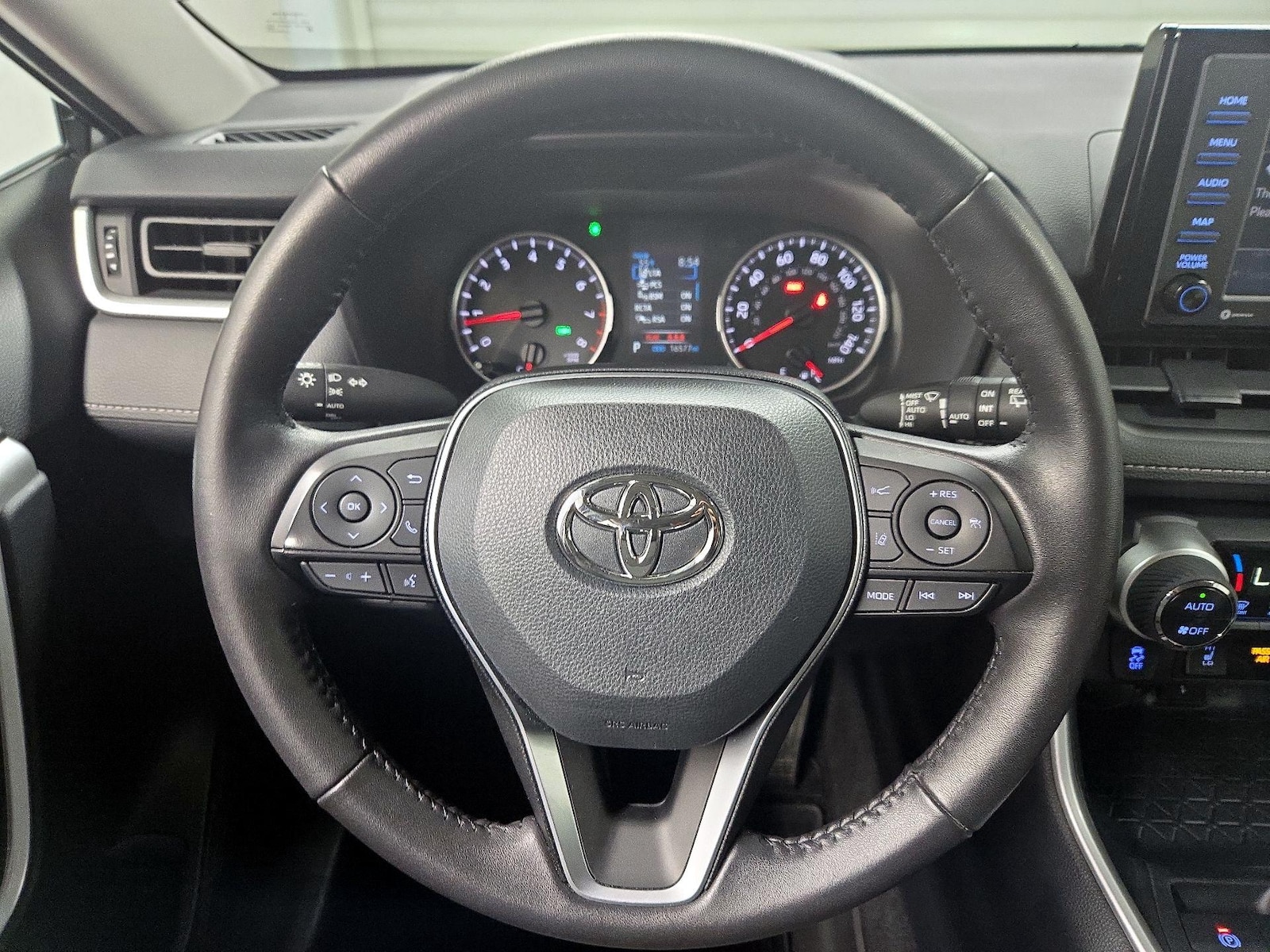 2022 Toyota RAV4 XLE - Photo 11