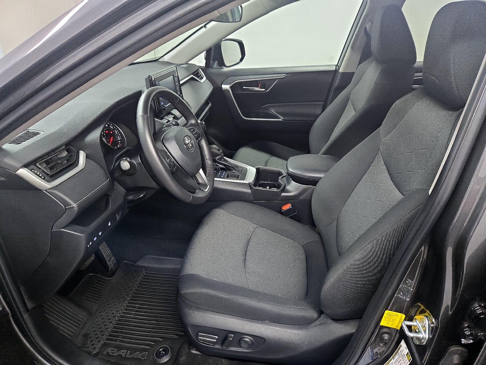 2022 Toyota RAV4 XLE - Photo 12
