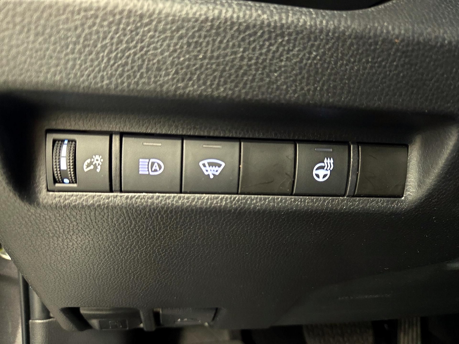 2022 Toyota RAV4 XLE - Photo 14
