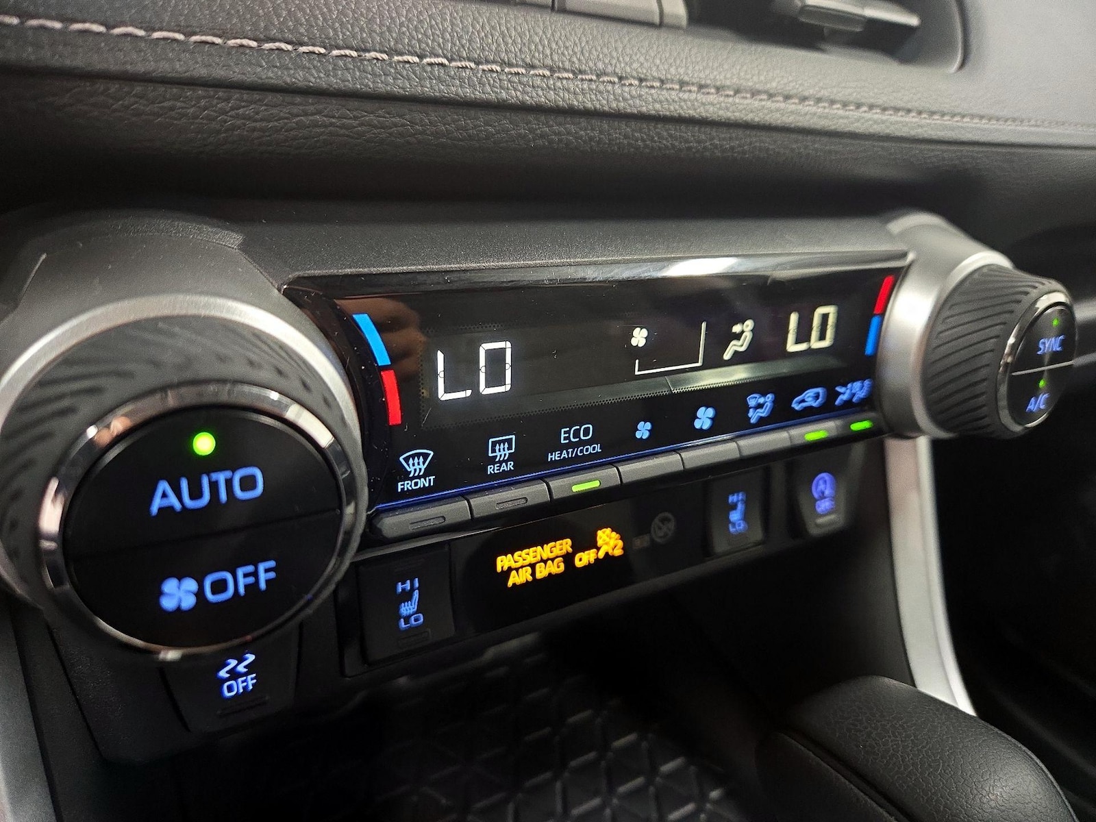 2022 Toyota RAV4 XLE - Photo 17