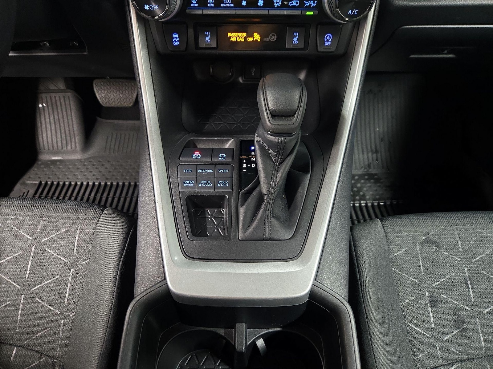 2022 Toyota RAV4 XLE - Photo 18