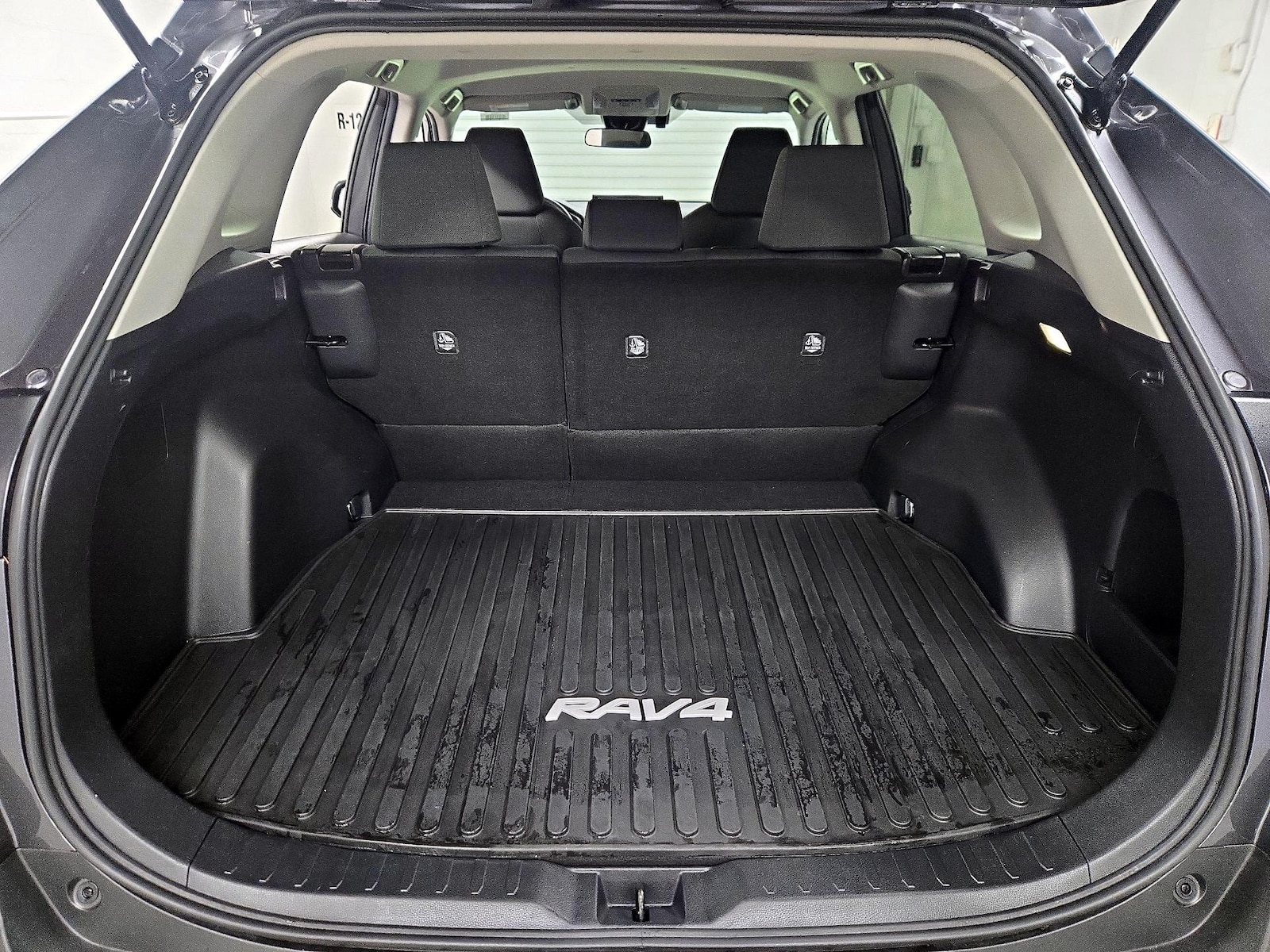 2022 Toyota RAV4 XLE - Photo 21