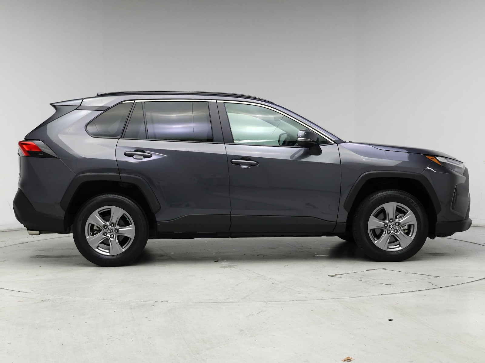 2022 Toyota RAV4 XLE - Photo 8