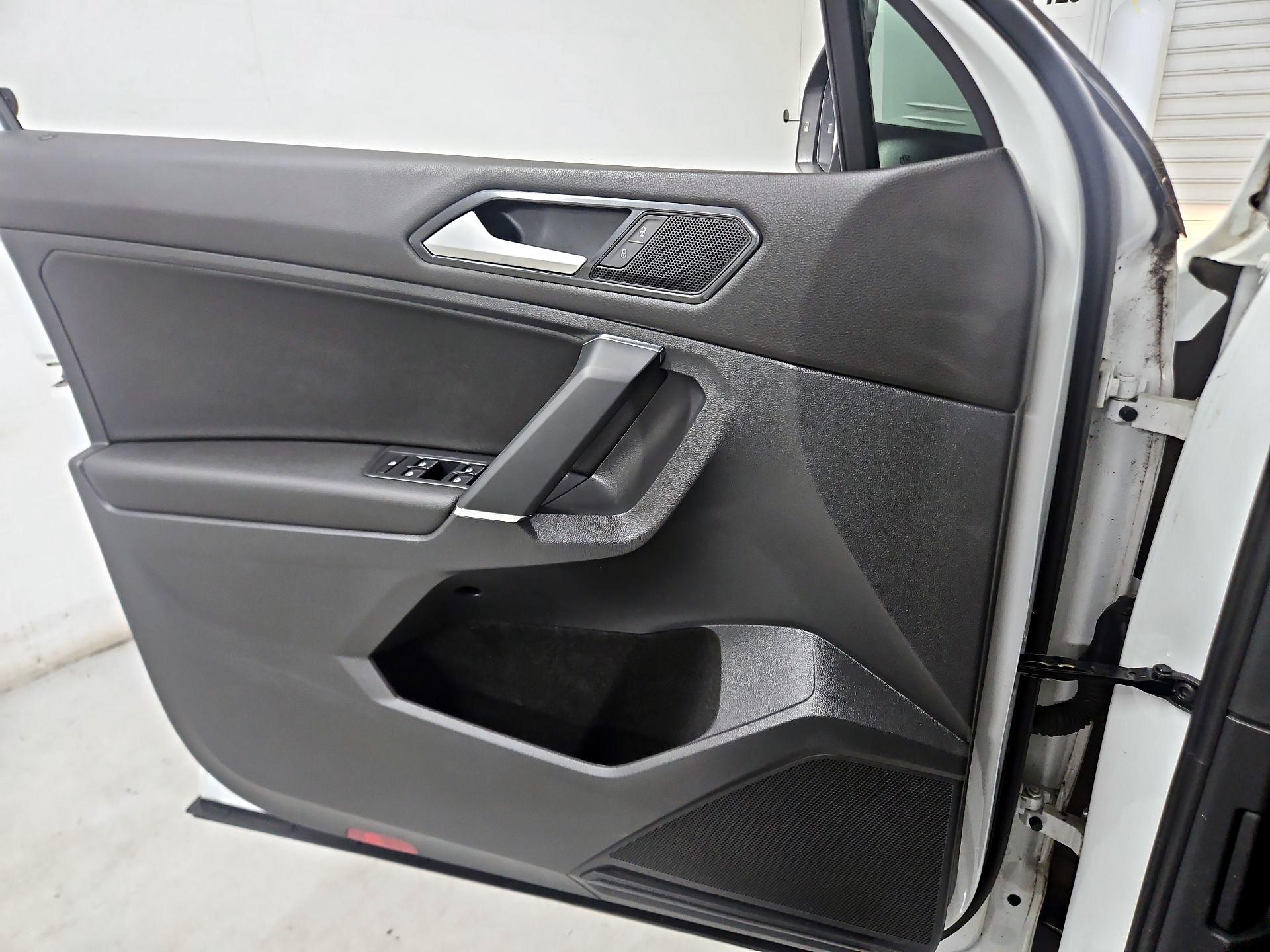 Thumbnail: 2018 Volkswagen Tiguan - 12