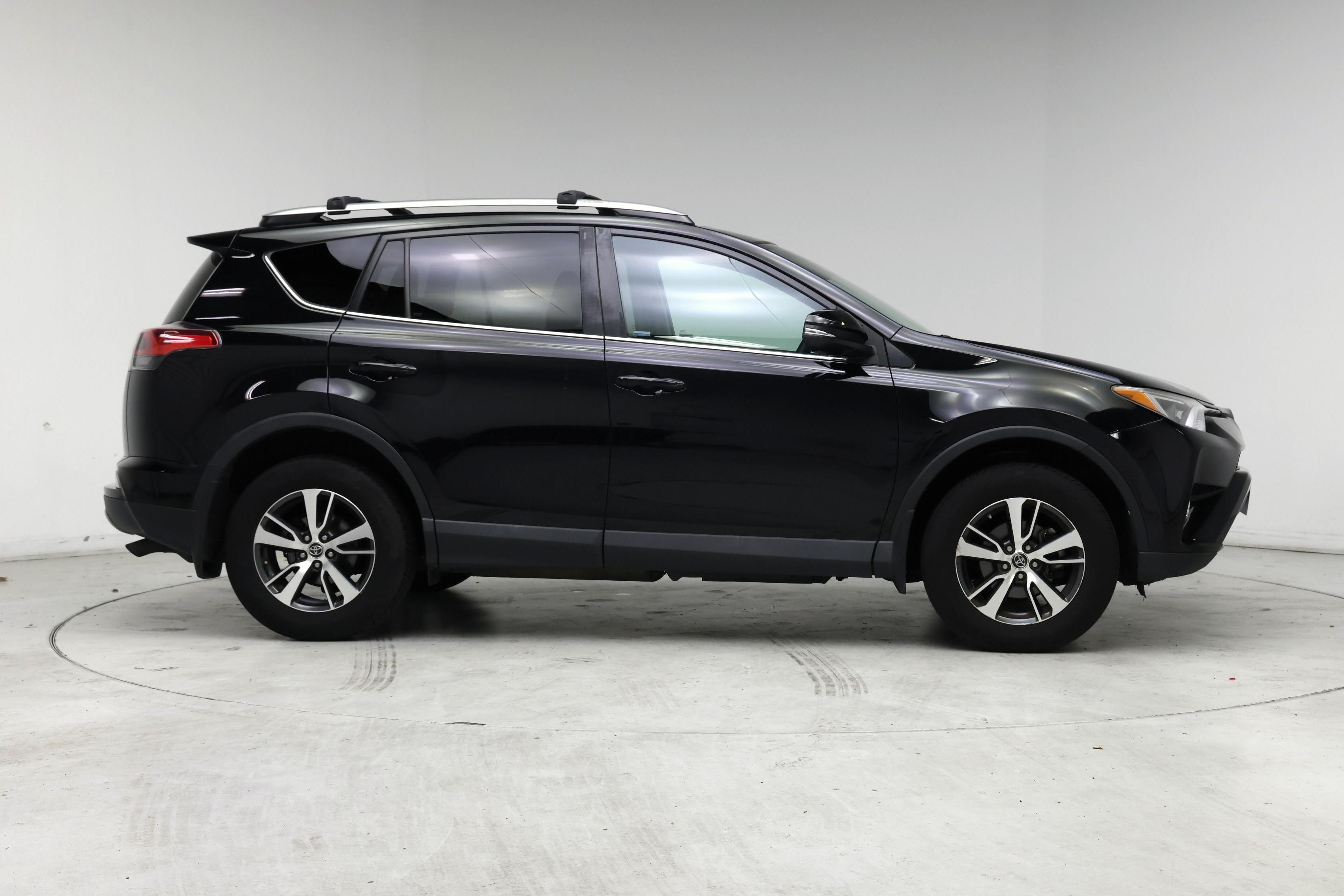 Thumbnail: 2017 Toyota RAV4 - 7