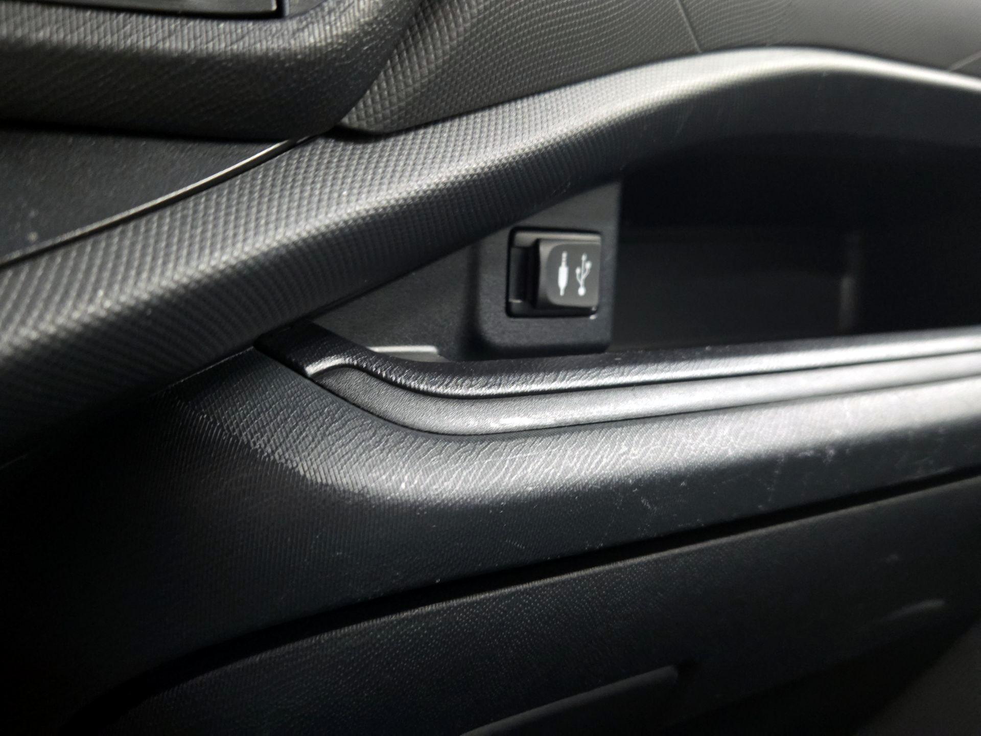 Thumbnail: 2014 Toyota Prius c - 17