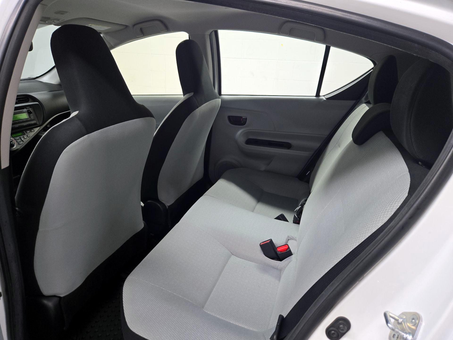 Thumbnail: 2014 Toyota Prius c - 18