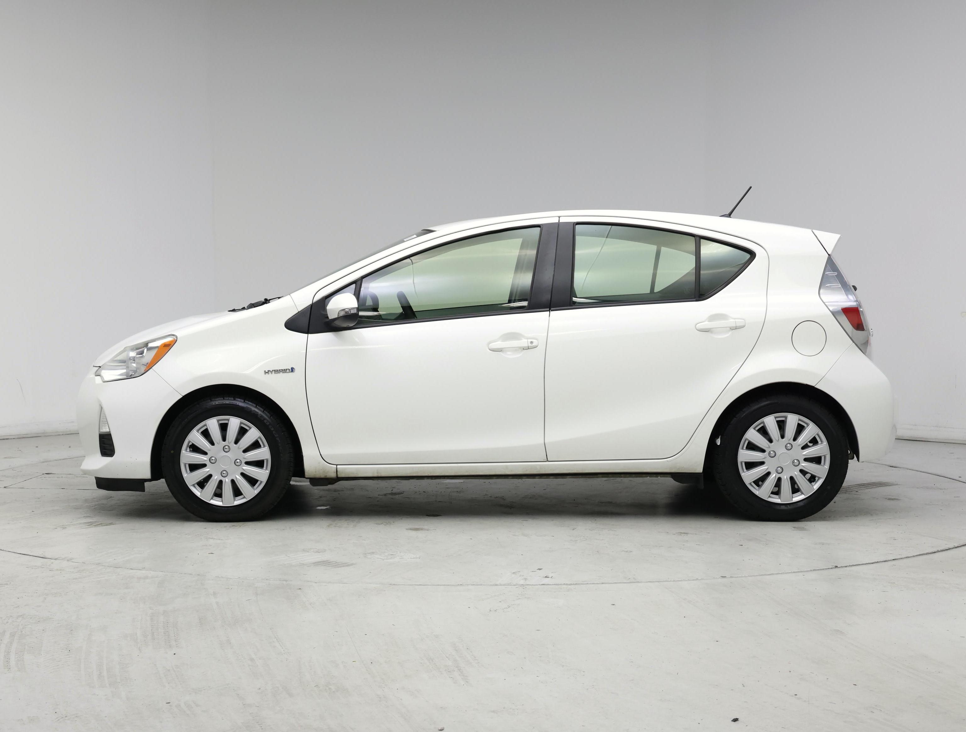 Thumbnail: 2014 Toyota Prius c - 3