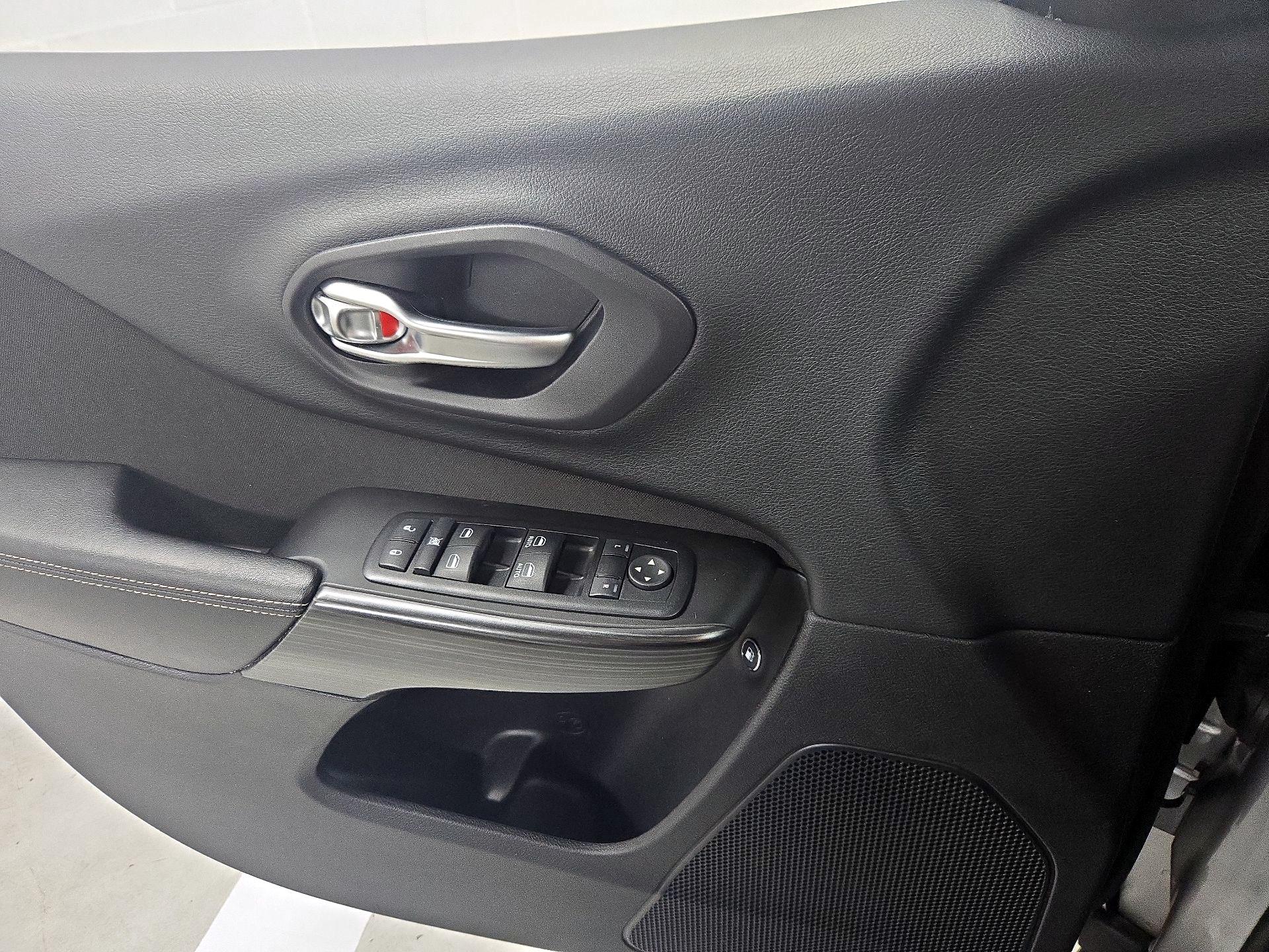 Thumbnail: 2014 Jeep Cherokee - 12