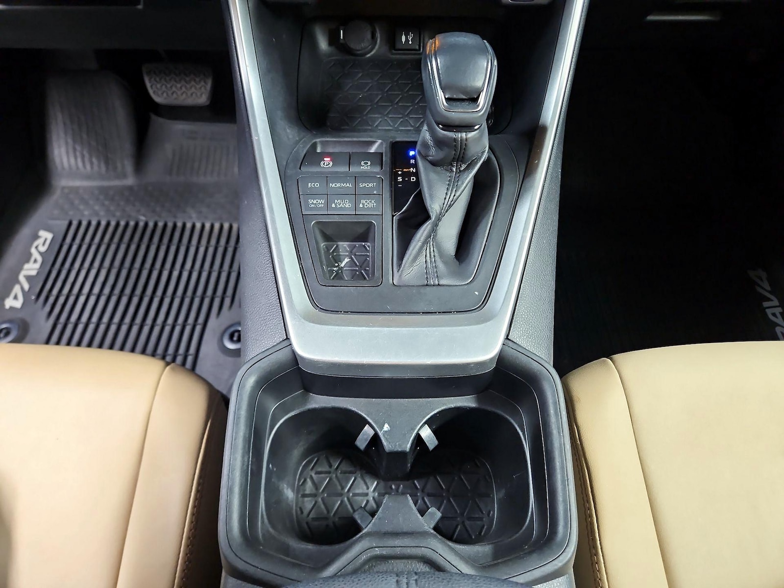 2019 Toyota RAV4 XLE Premium - Photo 16