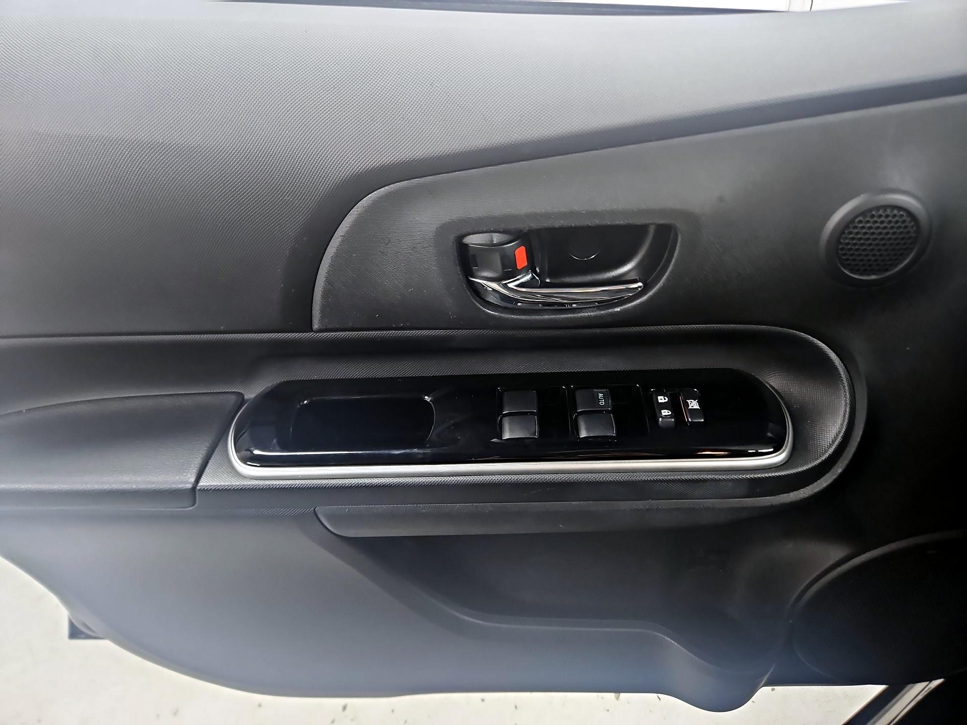 Thumbnail: 2015 Toyota Prius c - 12