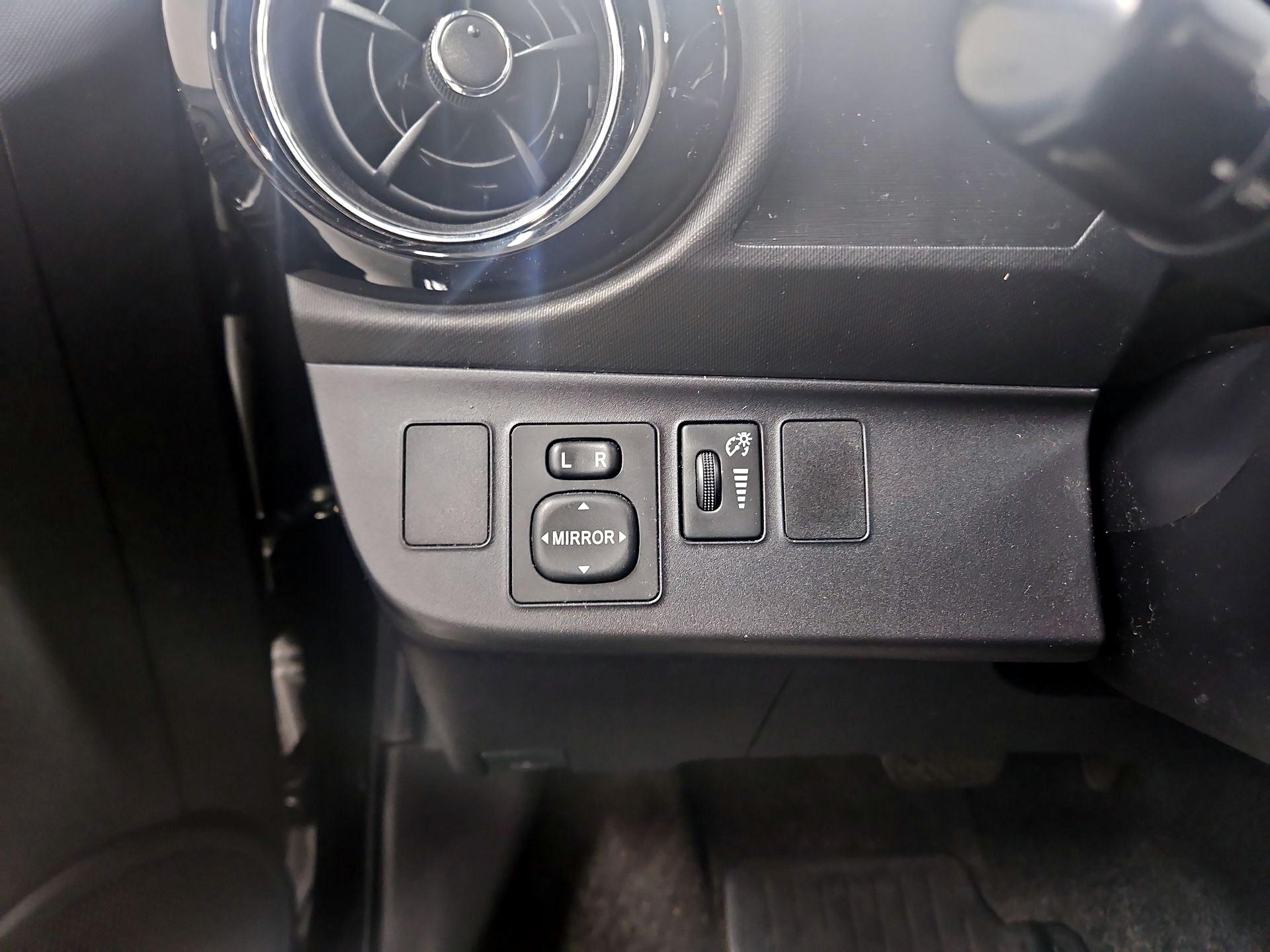 Thumbnail: 2015 Toyota Prius c - 13