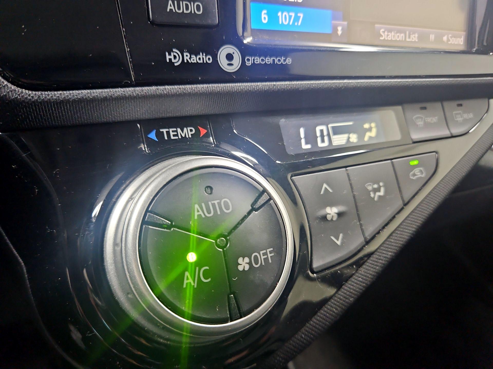 Thumbnail: 2015 Toyota Prius c - 16