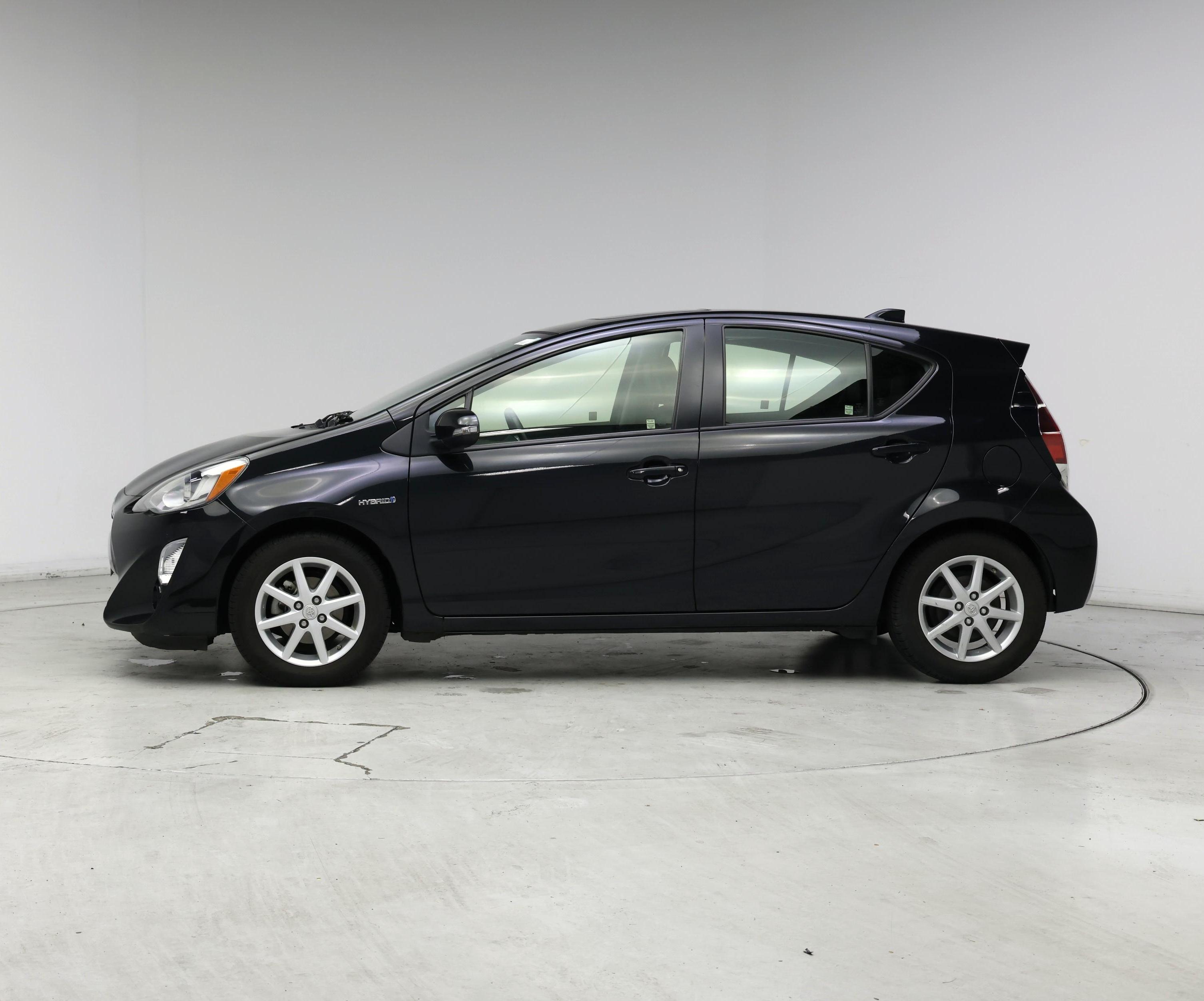 Thumbnail: 2015 Toyota Prius c - 3