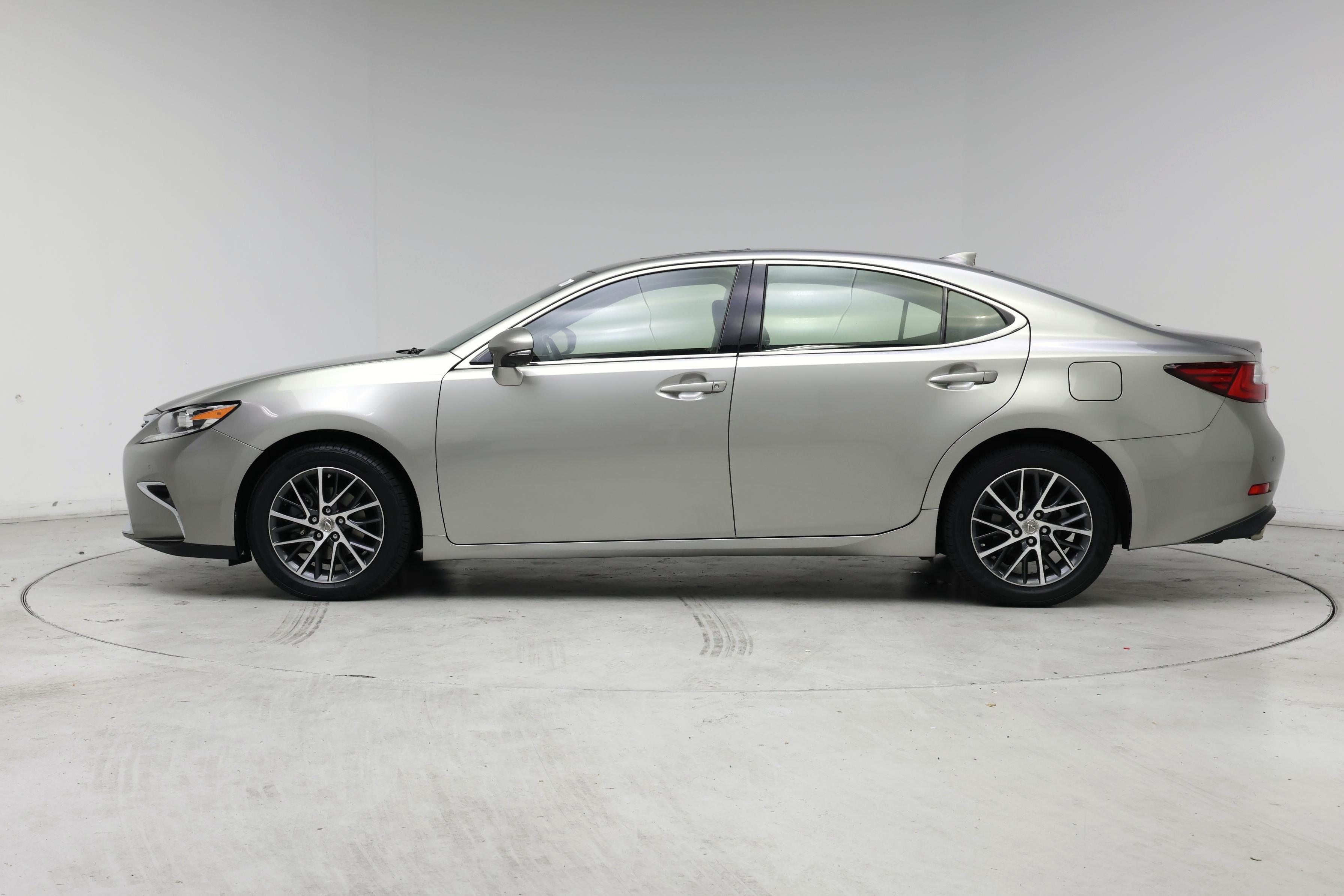 Thumbnail: 2017 Lexus ES - 3