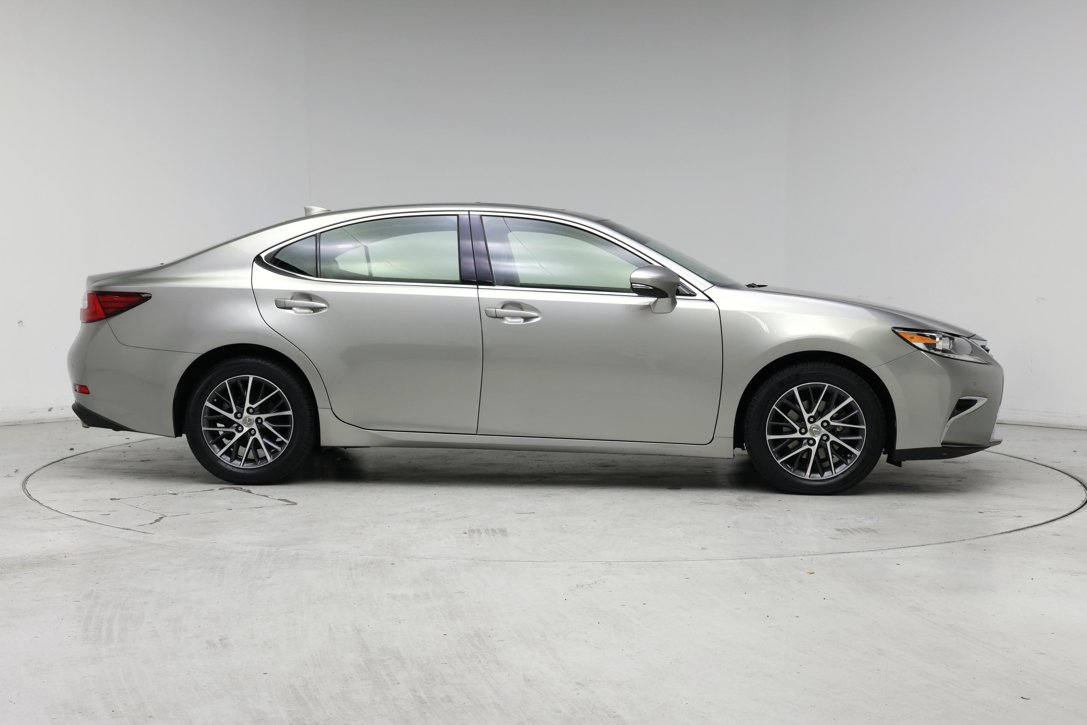Thumbnail: 2017 Lexus ES - 7