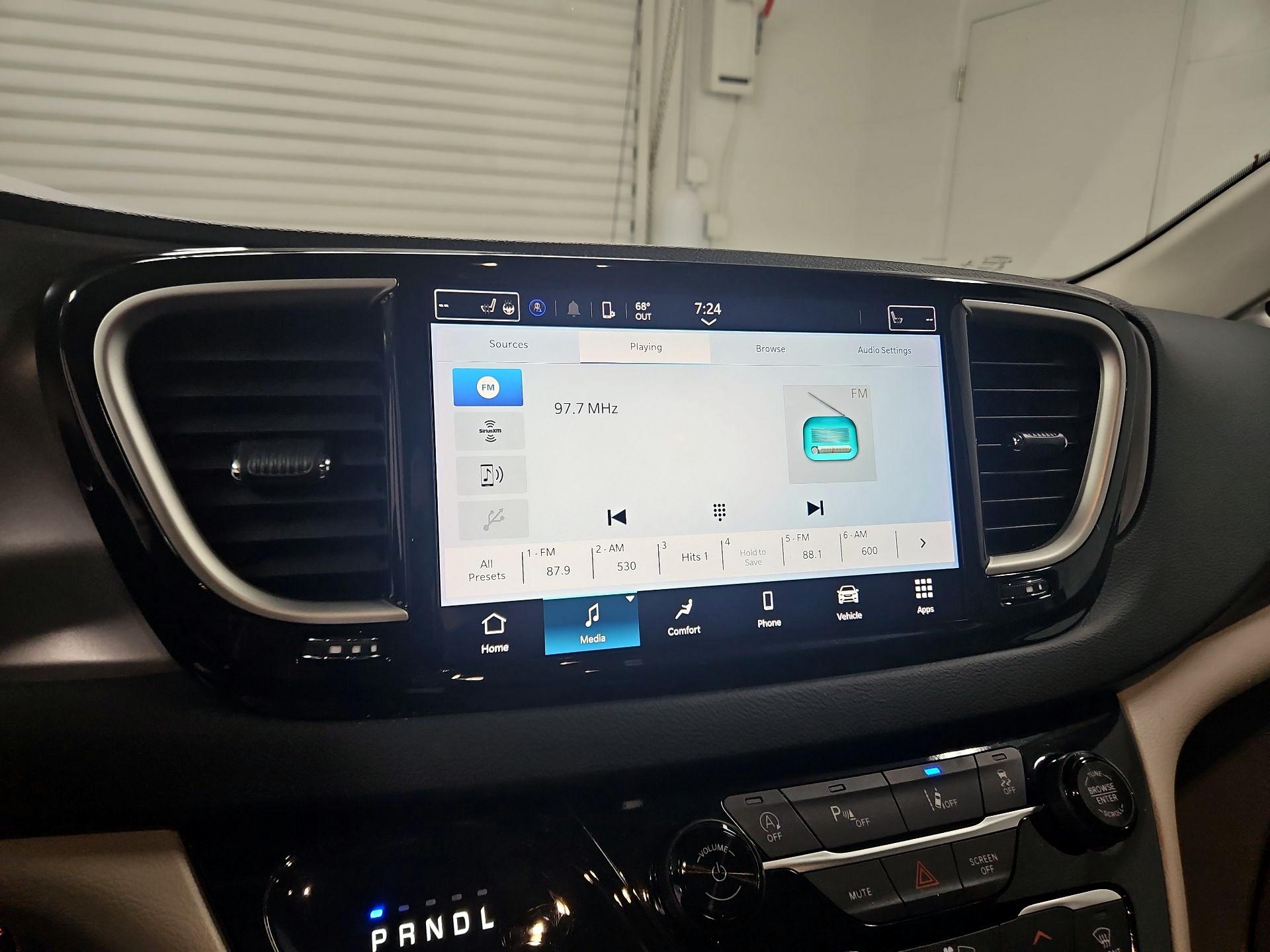 Thumbnail: 2023 Chrysler Pacifica - 15