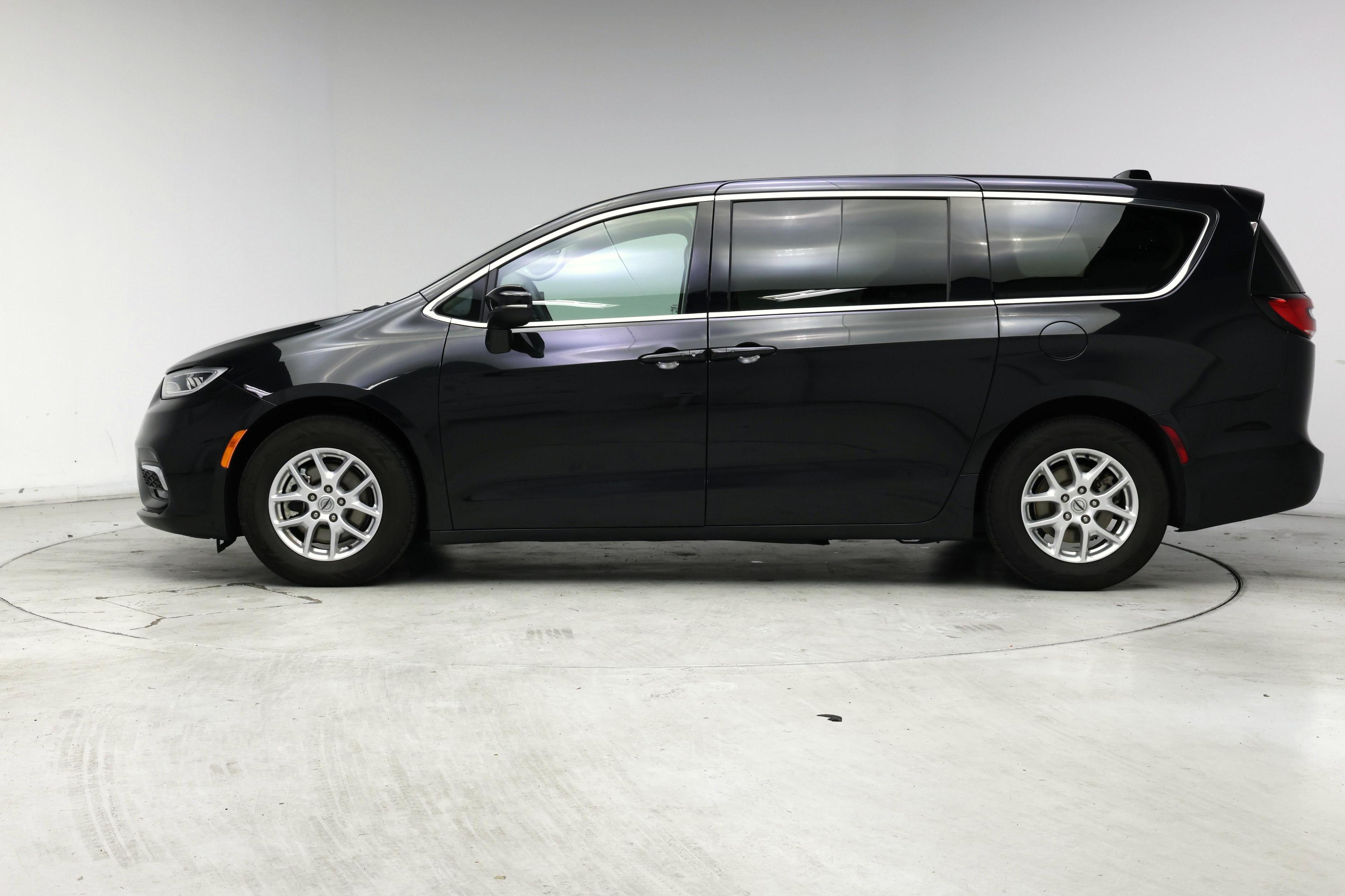 Thumbnail: 2023 Chrysler Pacifica - 3