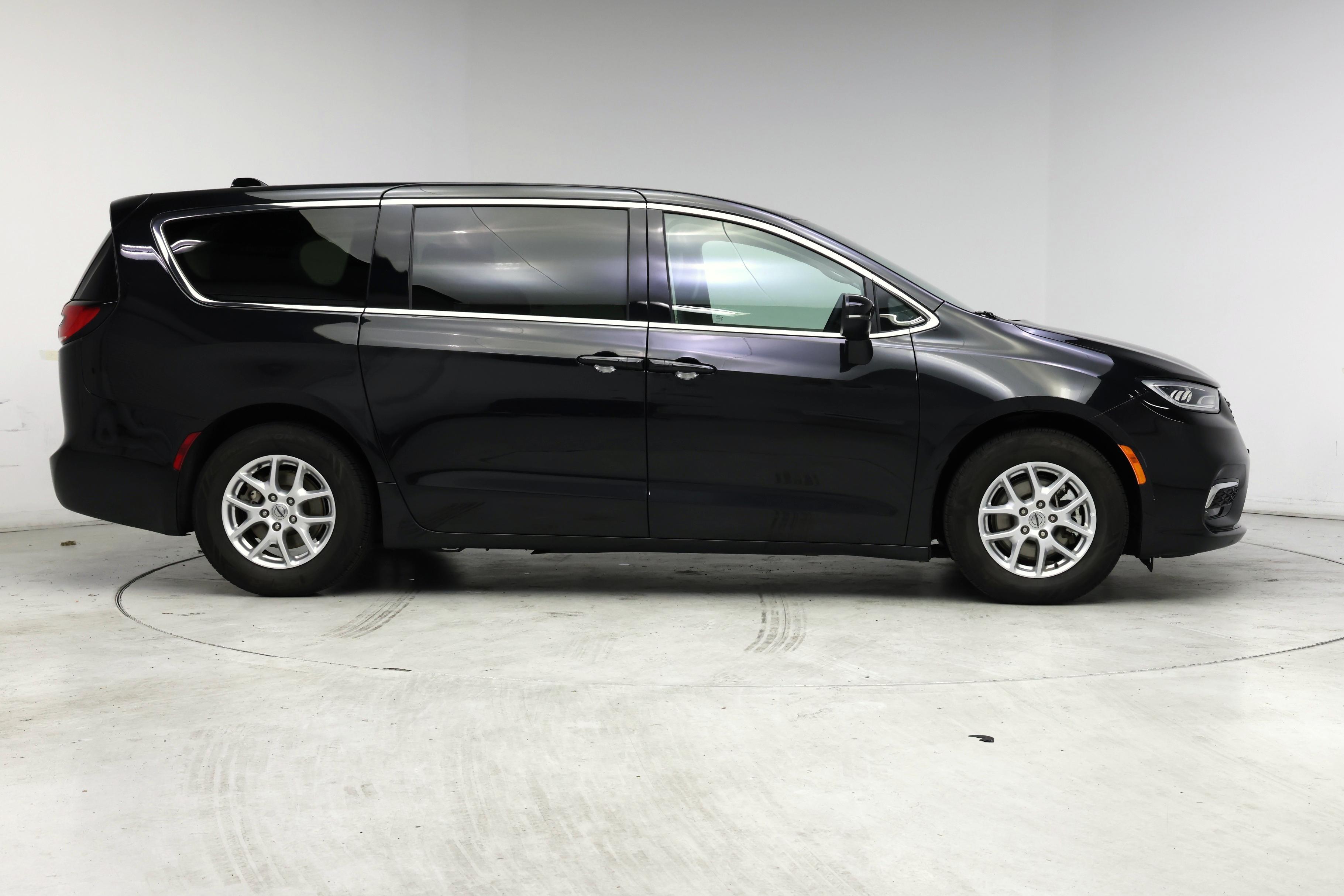 Thumbnail: 2023 Chrysler Pacifica - 7