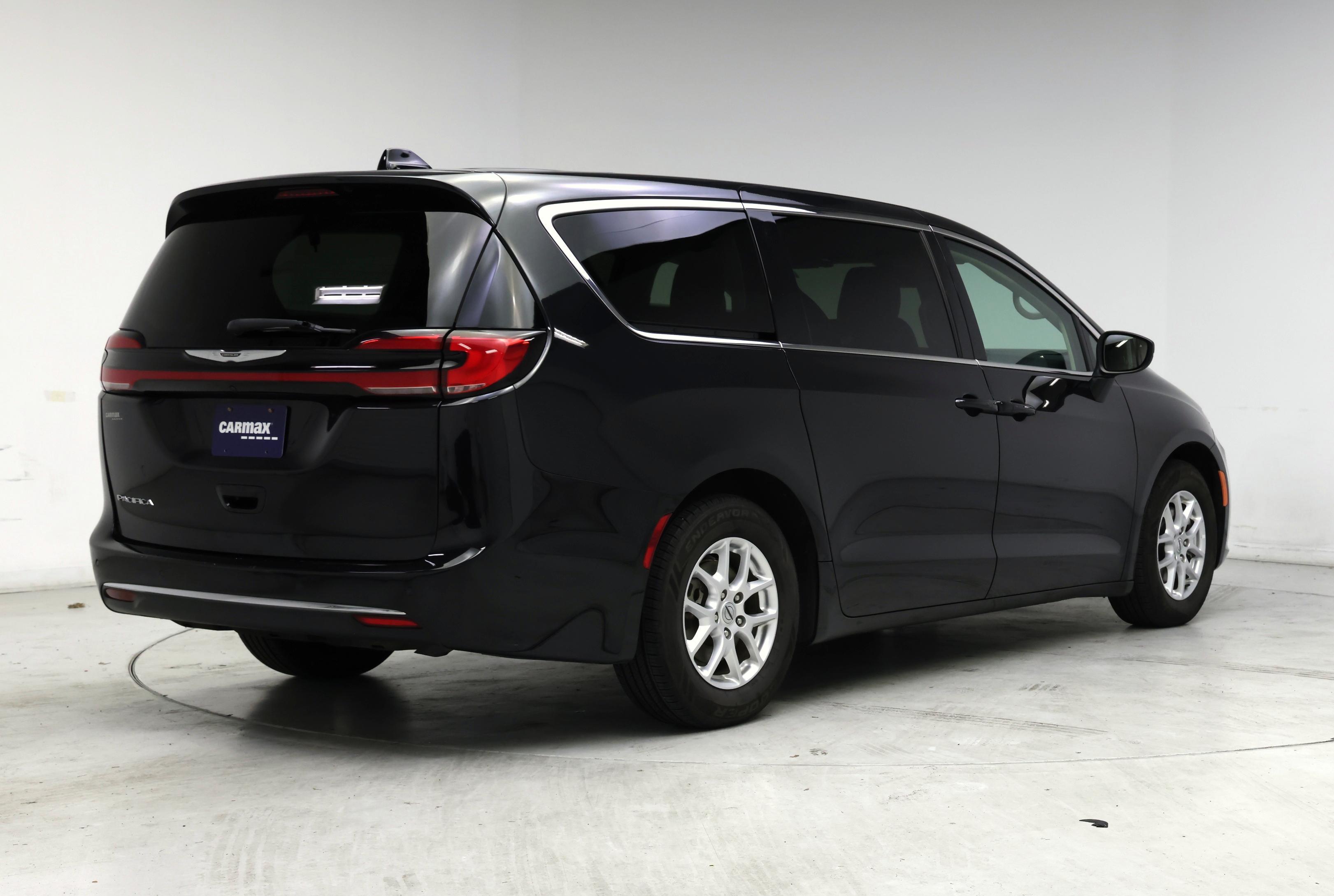 Thumbnail: 2023 Chrysler Pacifica - 8