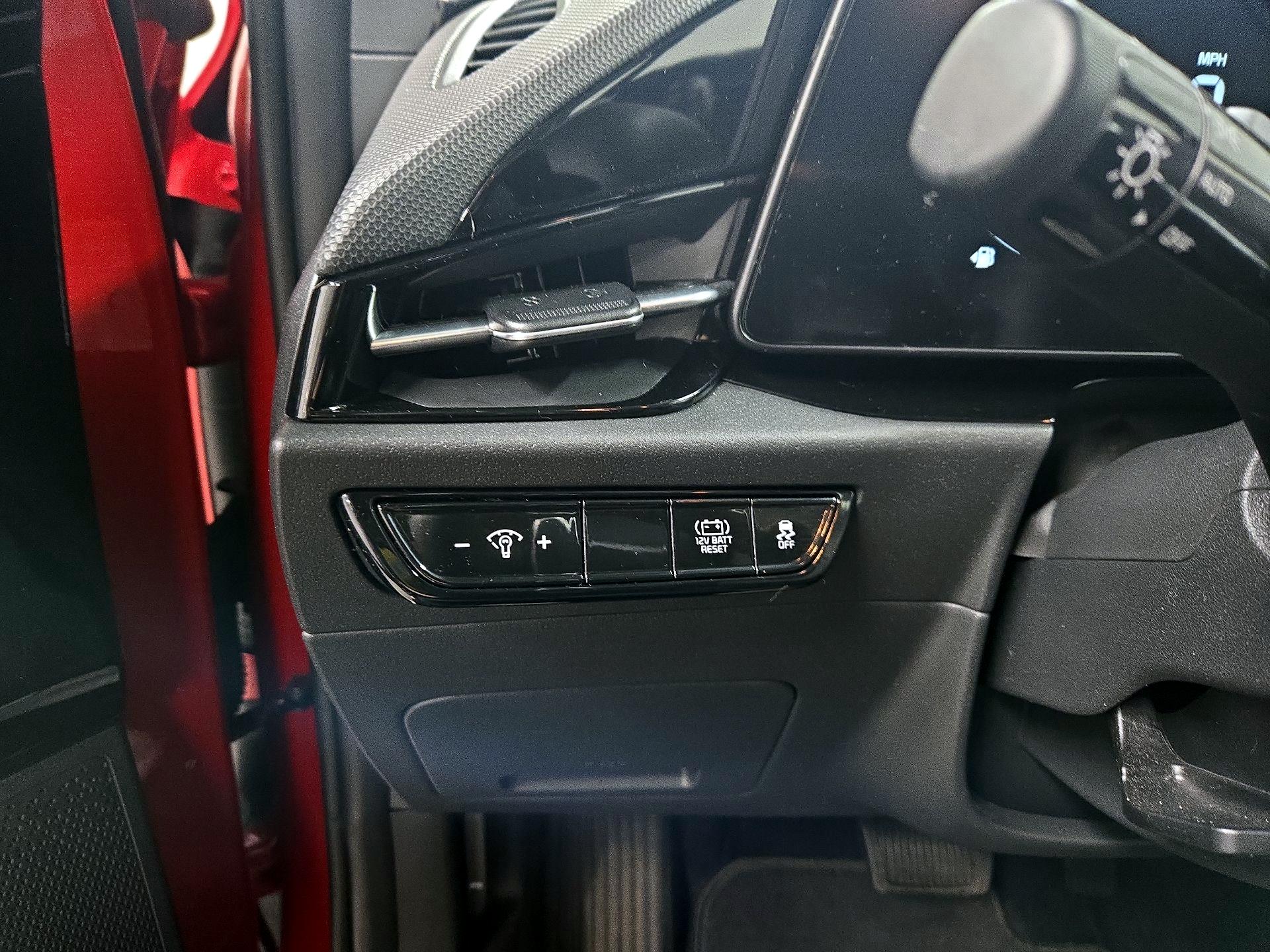 Thumbnail: 2023 Kia Niro - 13