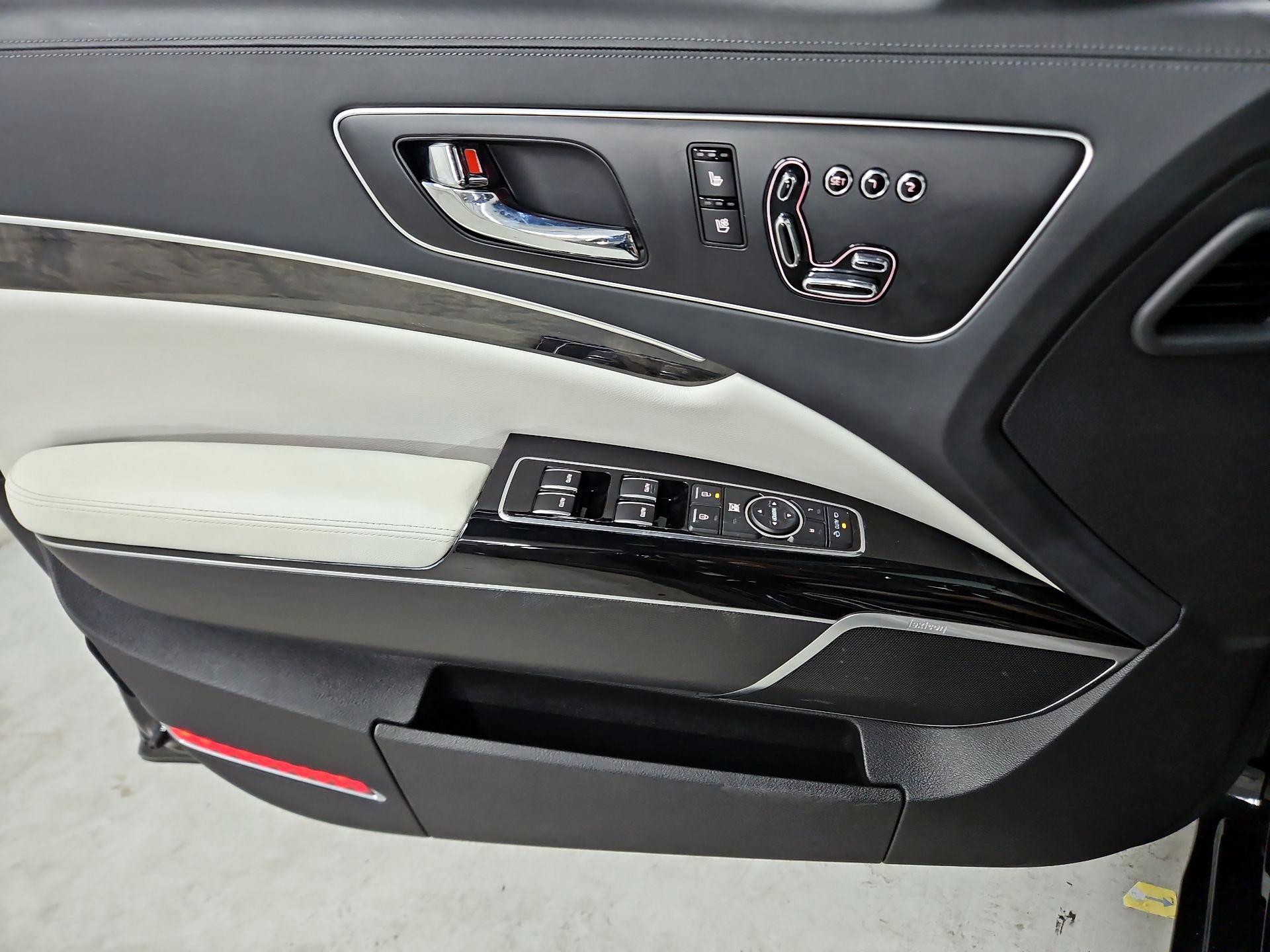 Thumbnail: 2015 Kia K900 - 12