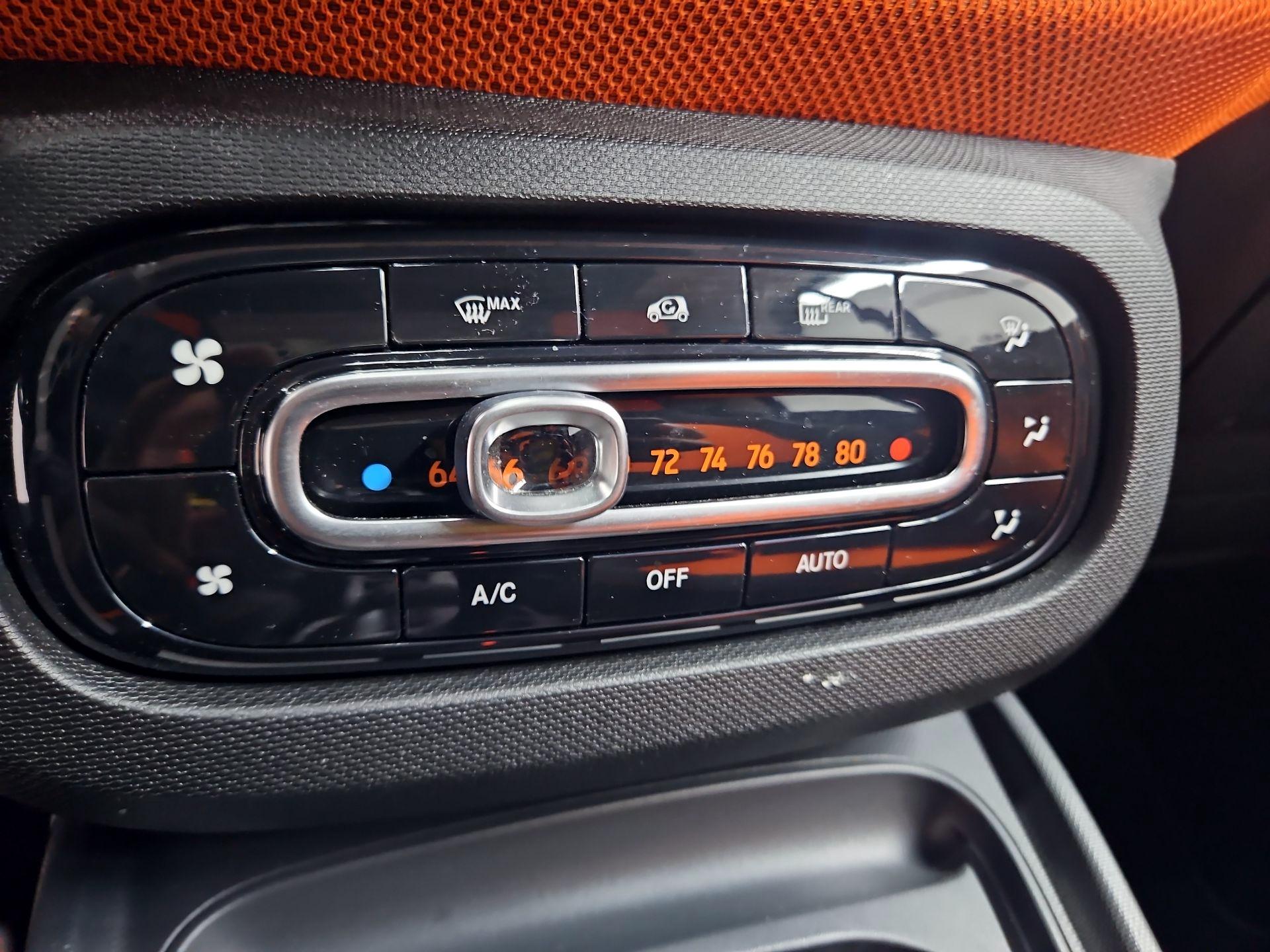 Thumbnail: 2016 smart fortwo - 15