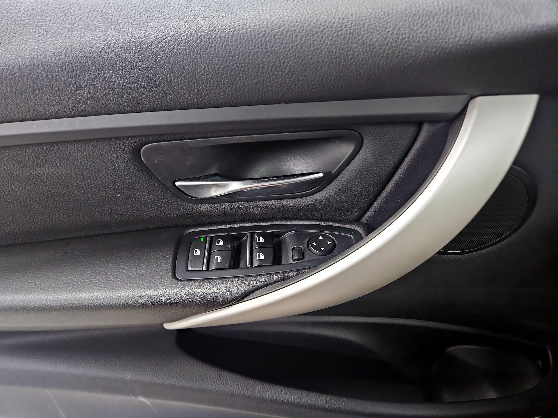 Thumbnail: 2016 BMW 3 Series - 12