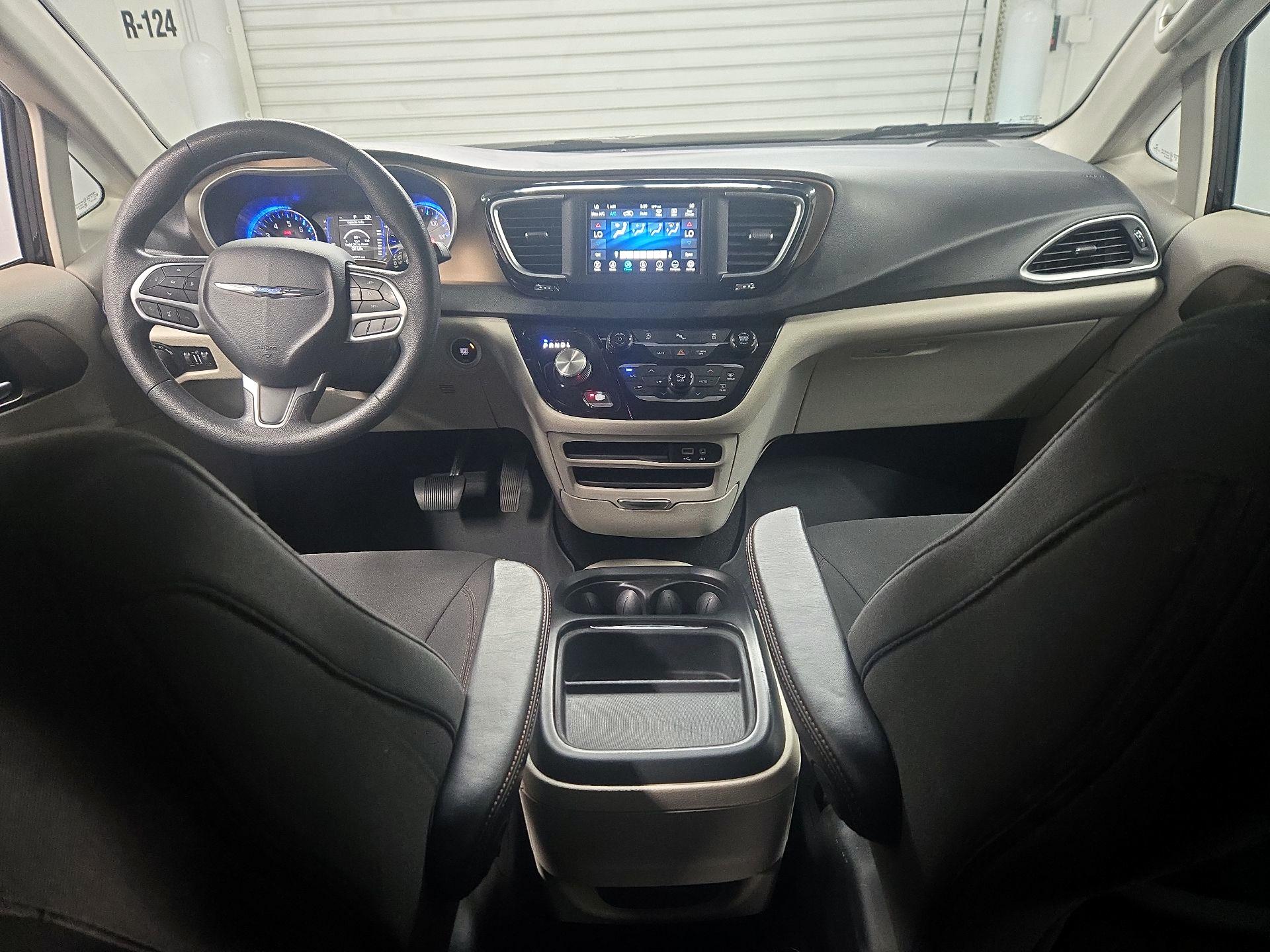 Thumbnail: 2018 Chrysler Pacifica - 9