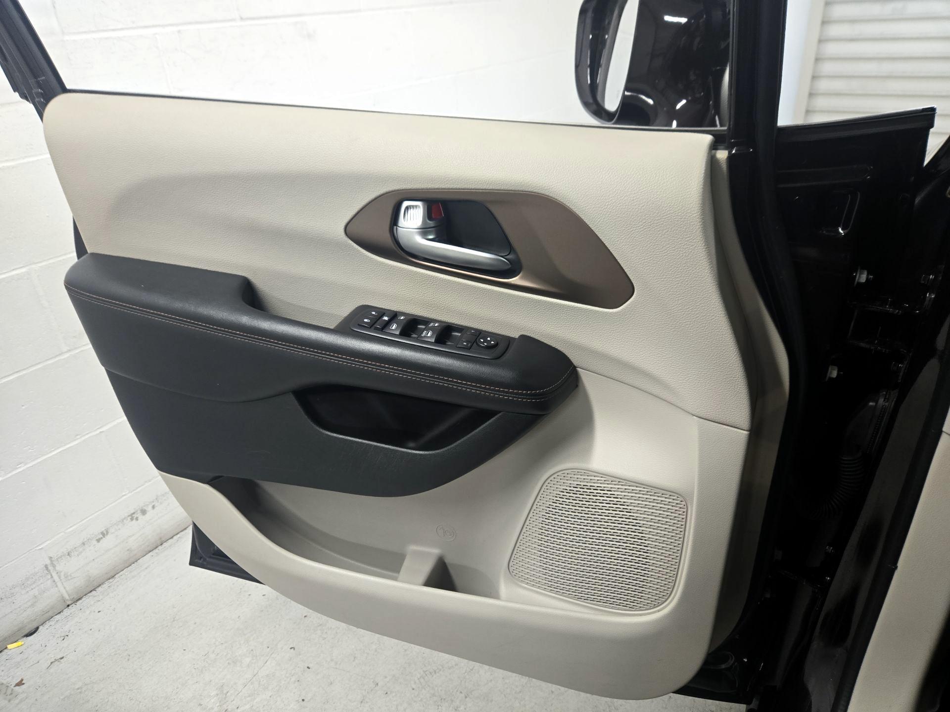 Thumbnail: 2018 Chrysler Pacifica - 12