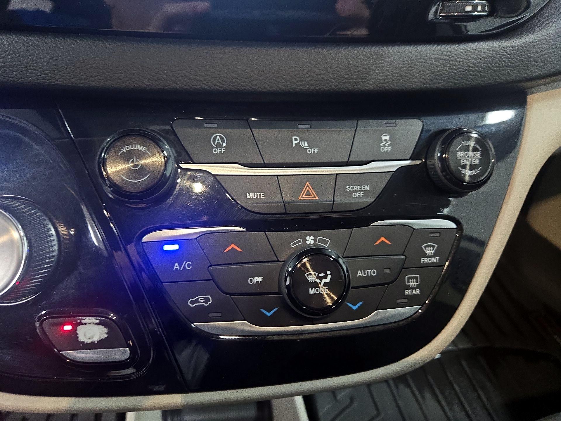 Thumbnail: 2018 Chrysler Pacifica - 16