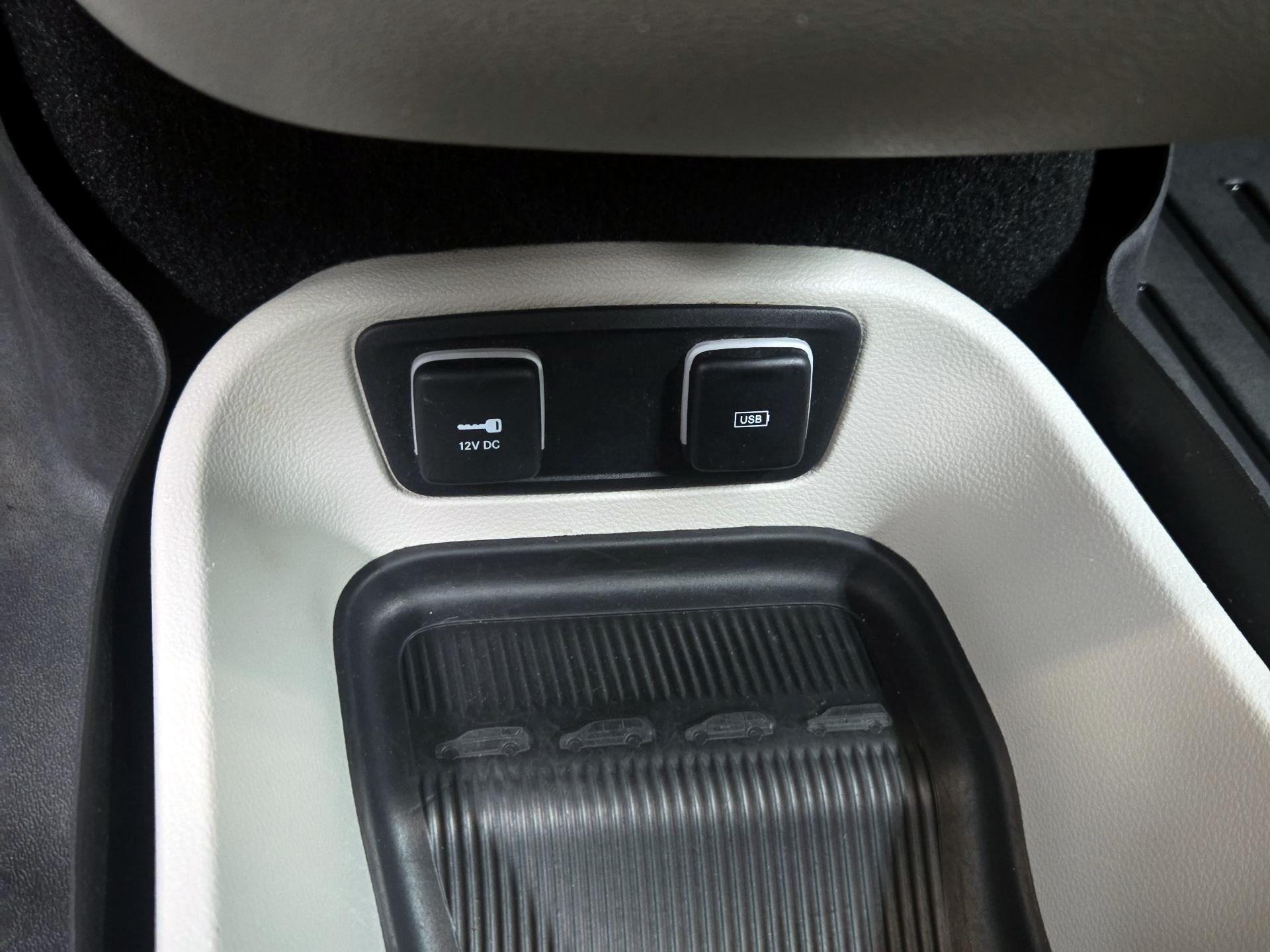 Thumbnail: 2018 Chrysler Pacifica - 18