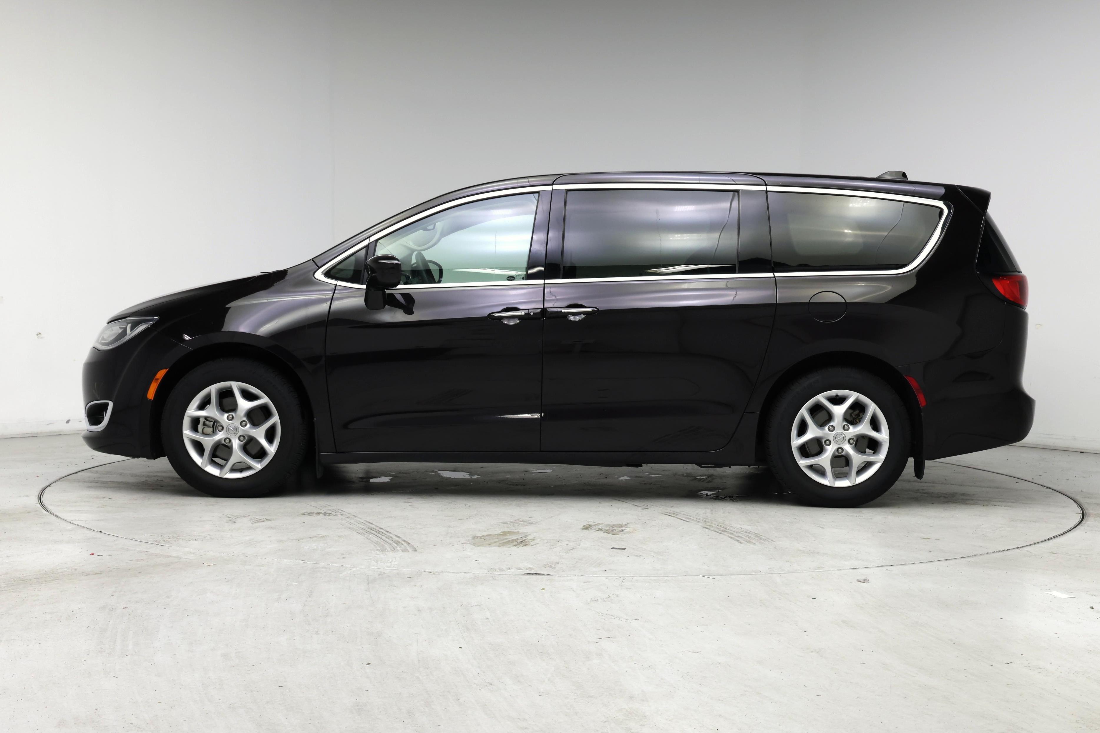 Thumbnail: 2018 Chrysler Pacifica - 3
