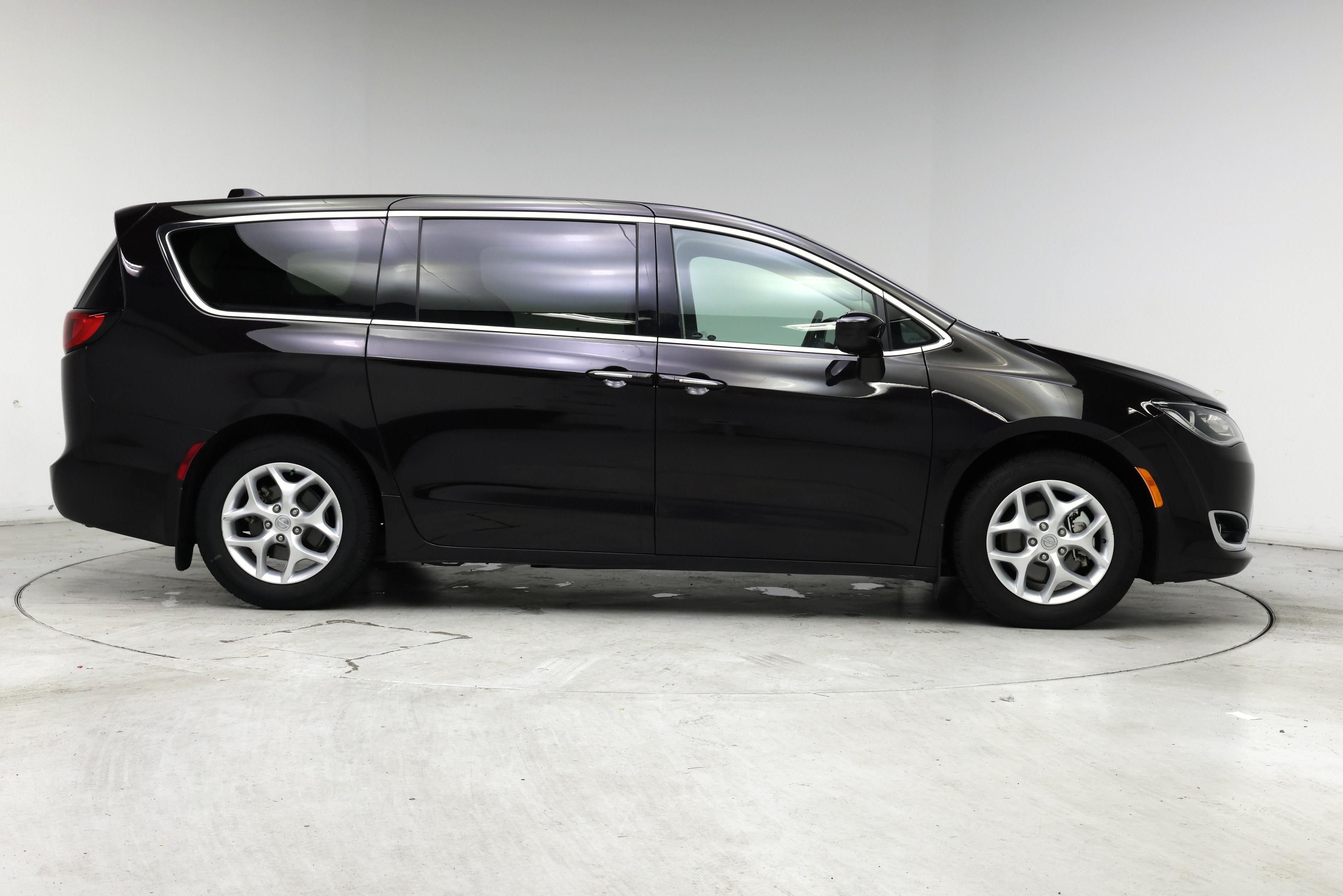 Thumbnail: 2018 Chrysler Pacifica - 7