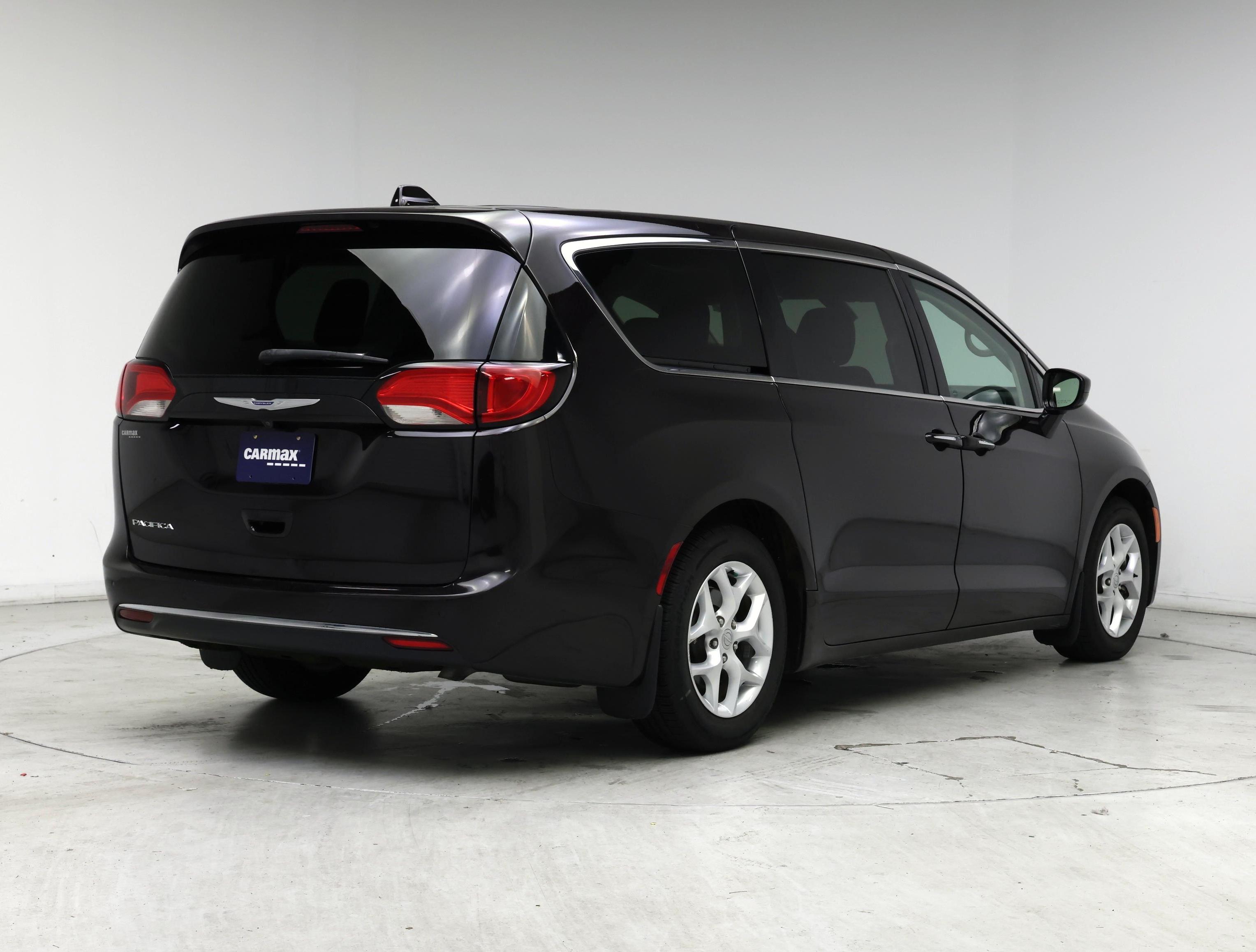 Thumbnail: 2018 Chrysler Pacifica - 8
