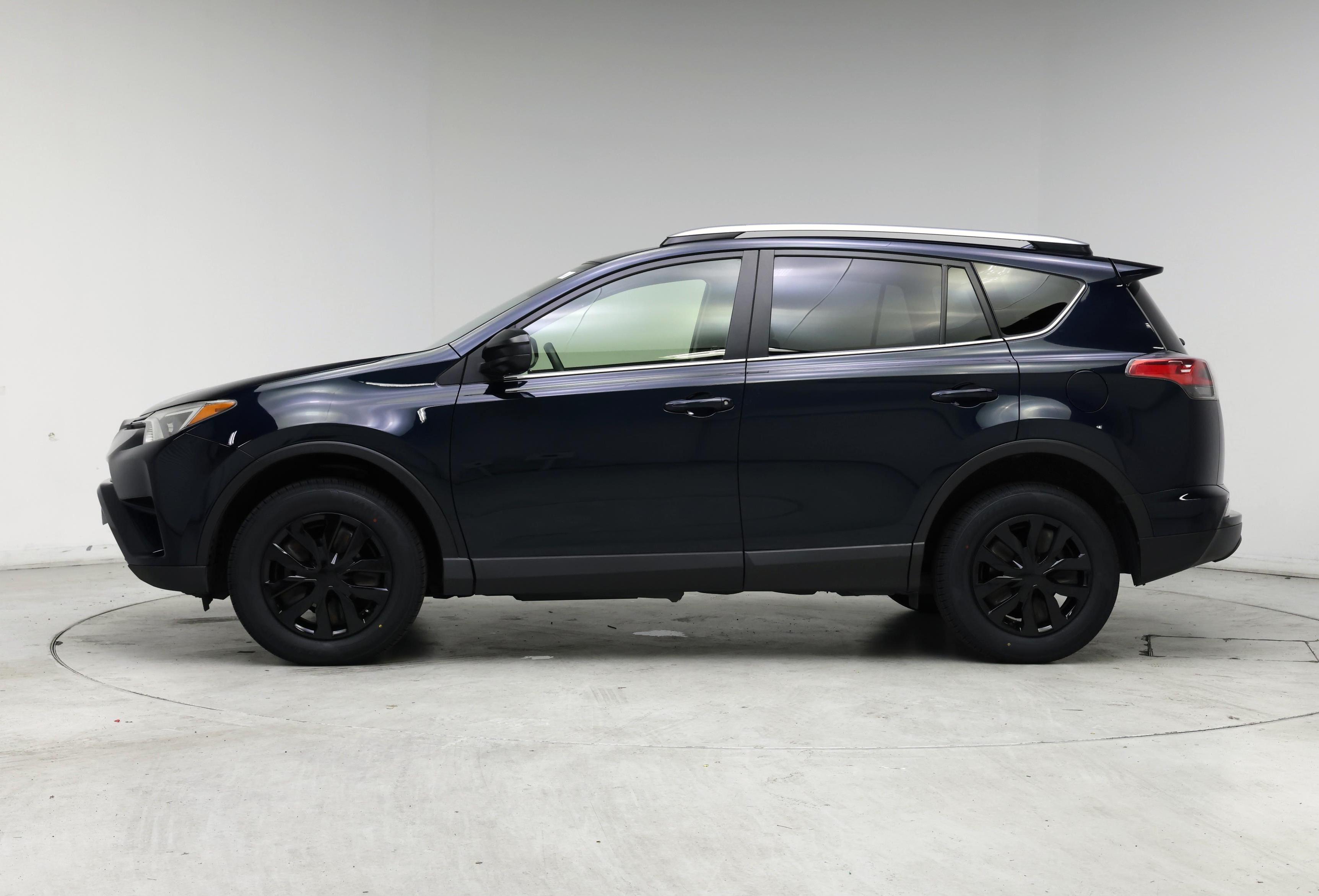 Thumbnail: 2018 Toyota RAV4 - 3