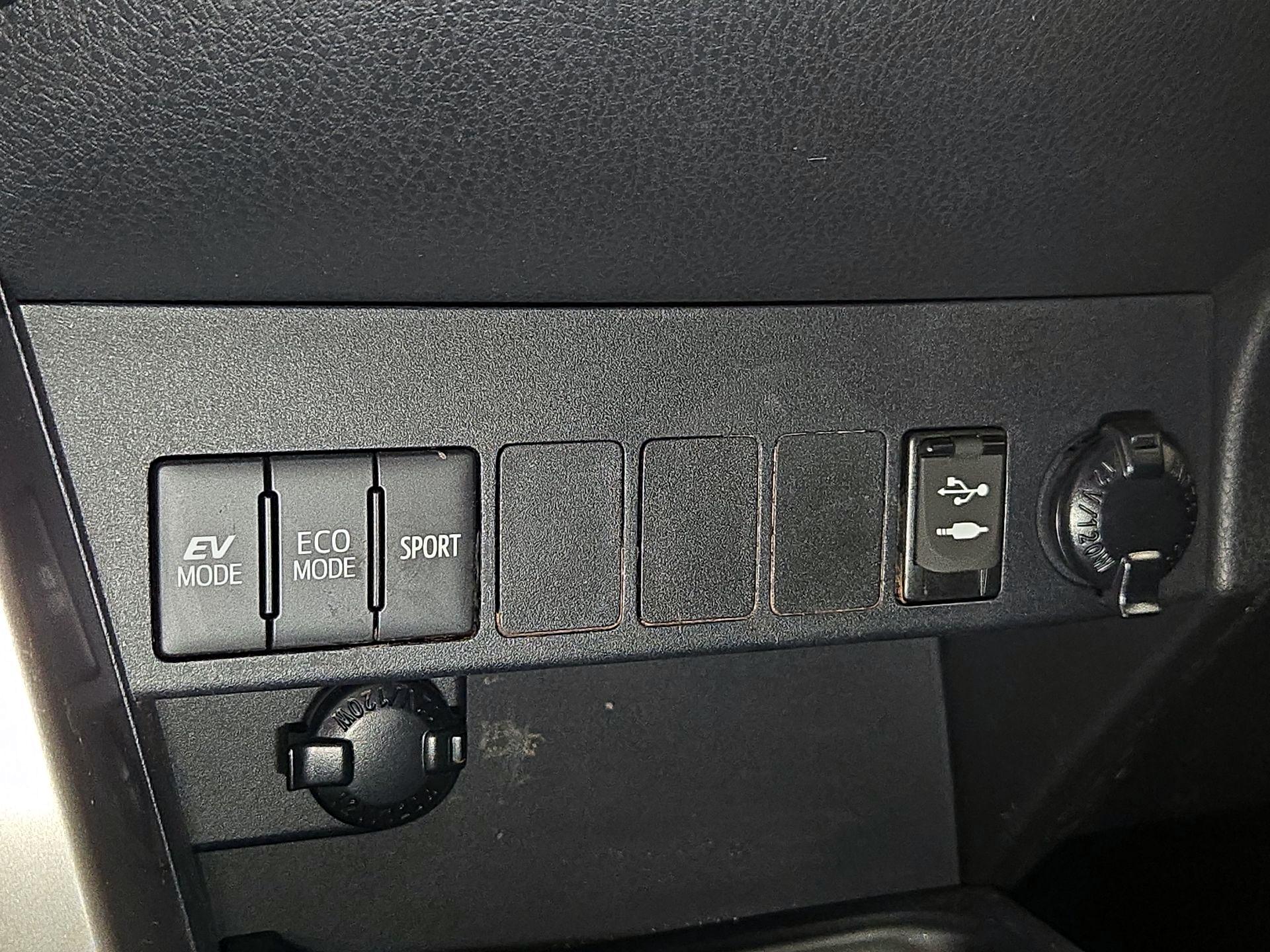 Thumbnail: 2018 Toyota RAV4 - 18